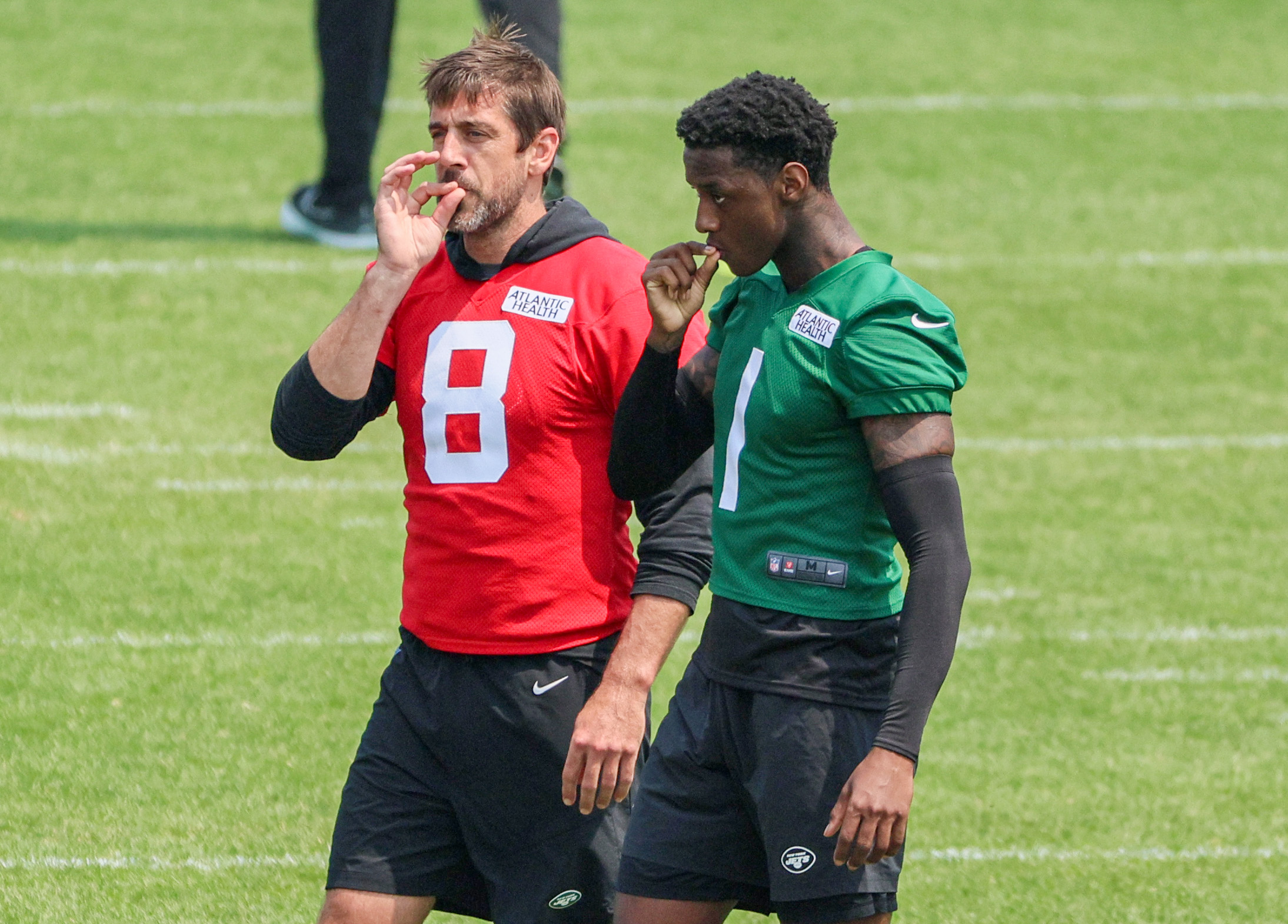 Aaron Rodgers and Sauce Gardner Handshake Long Sleeve T-Shirt