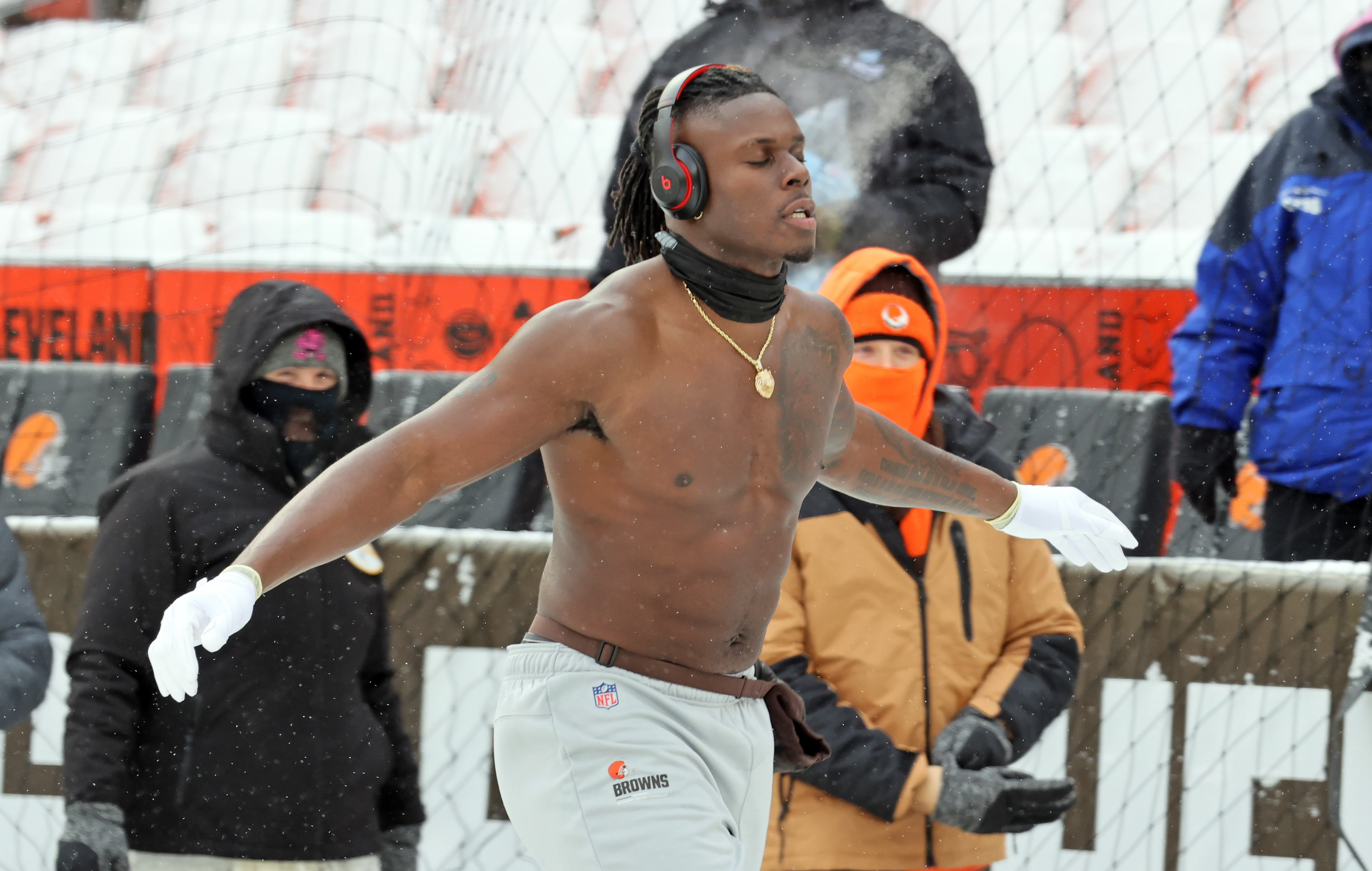 Browns' David Njoku says he'll warm up shirtless as usual vs. Saints,  despite feels-like forecast of 10 below 