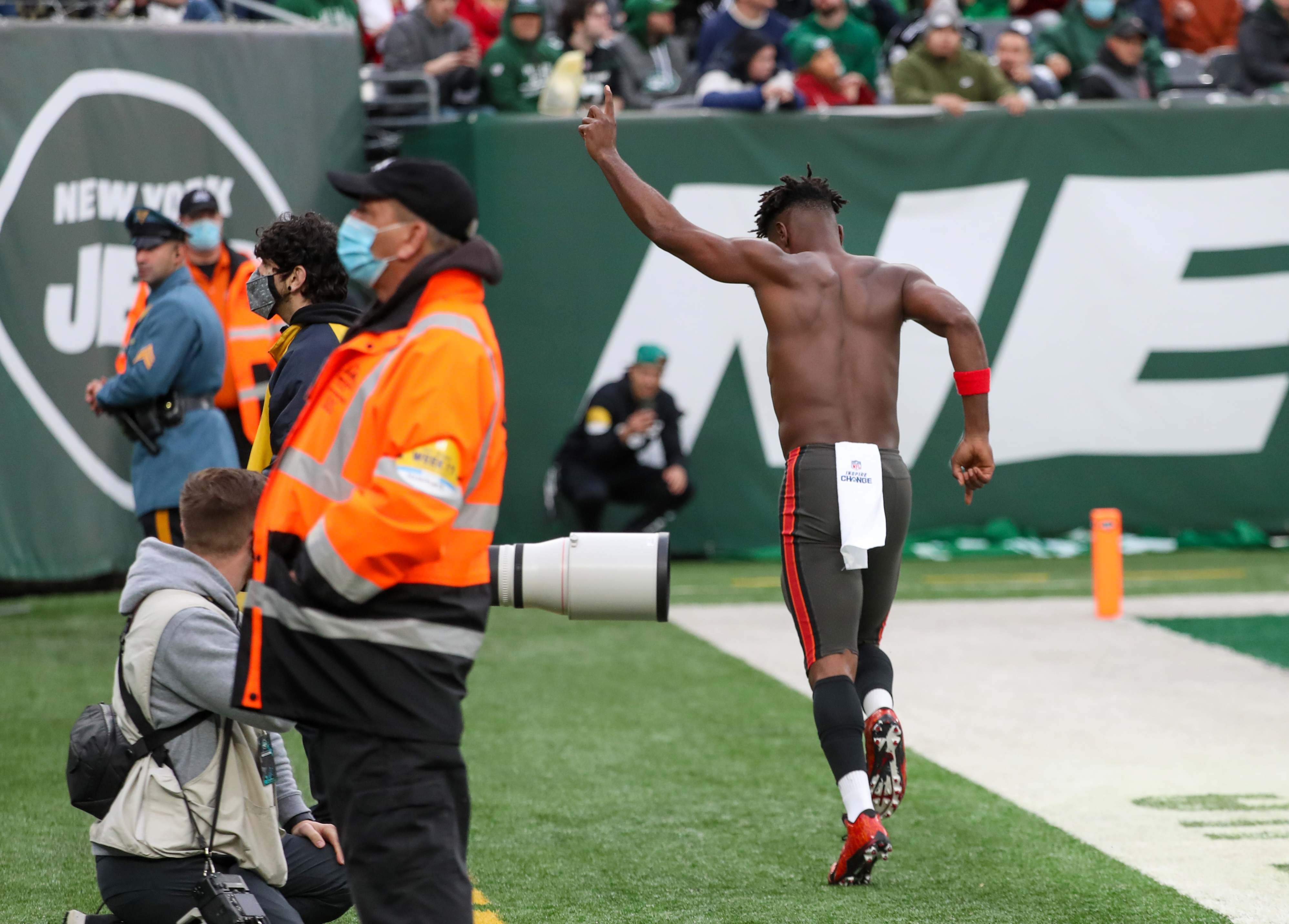 NFL analysts plead for Antonio Brown to get help after meltdown during  Buccaneers-Jets game at MetLife Stadium (PHOTOS) 