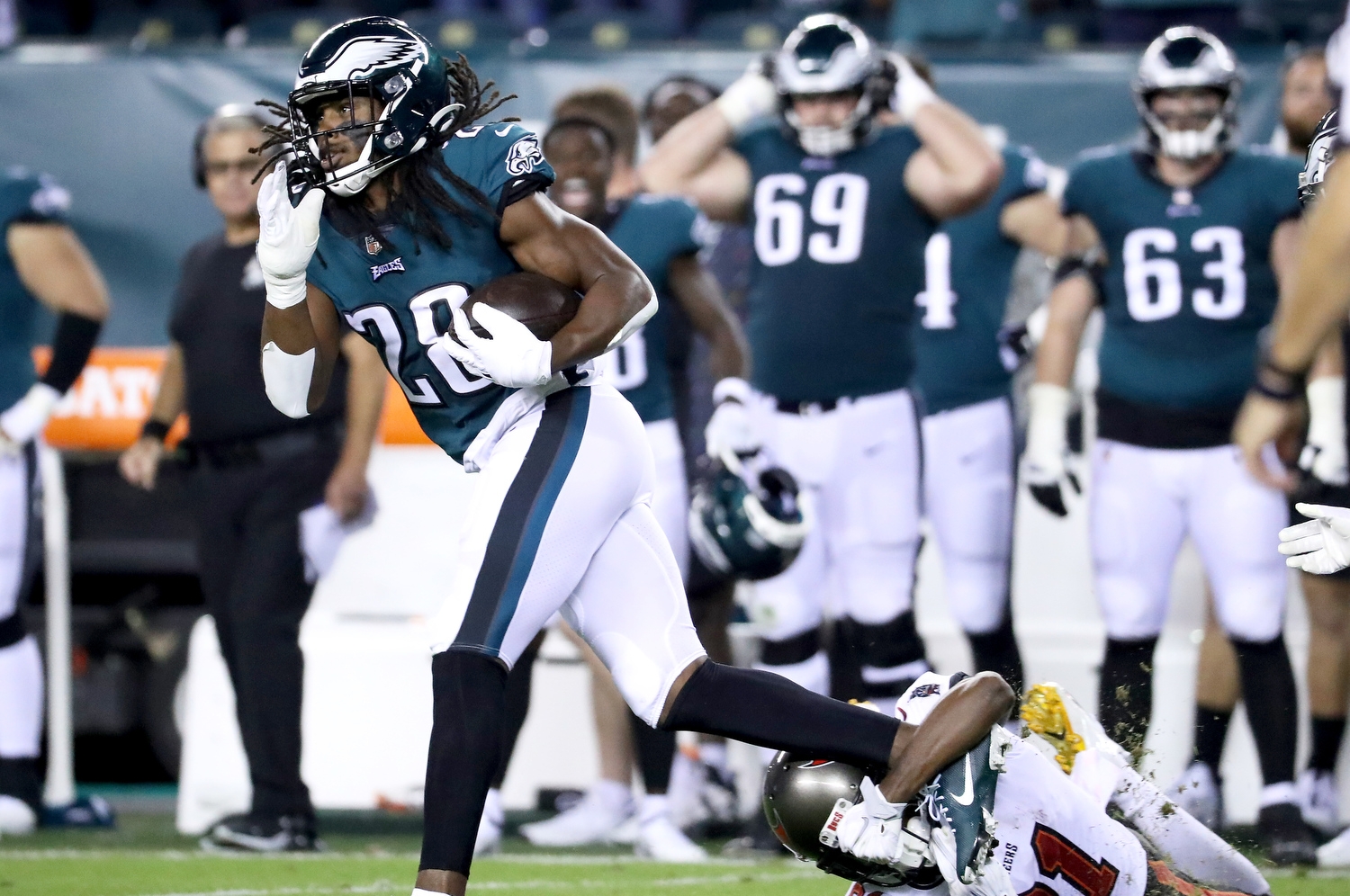 Philadelphia Eagles player created 'fairy tale' moment when he took fan to  father-daughter dance 