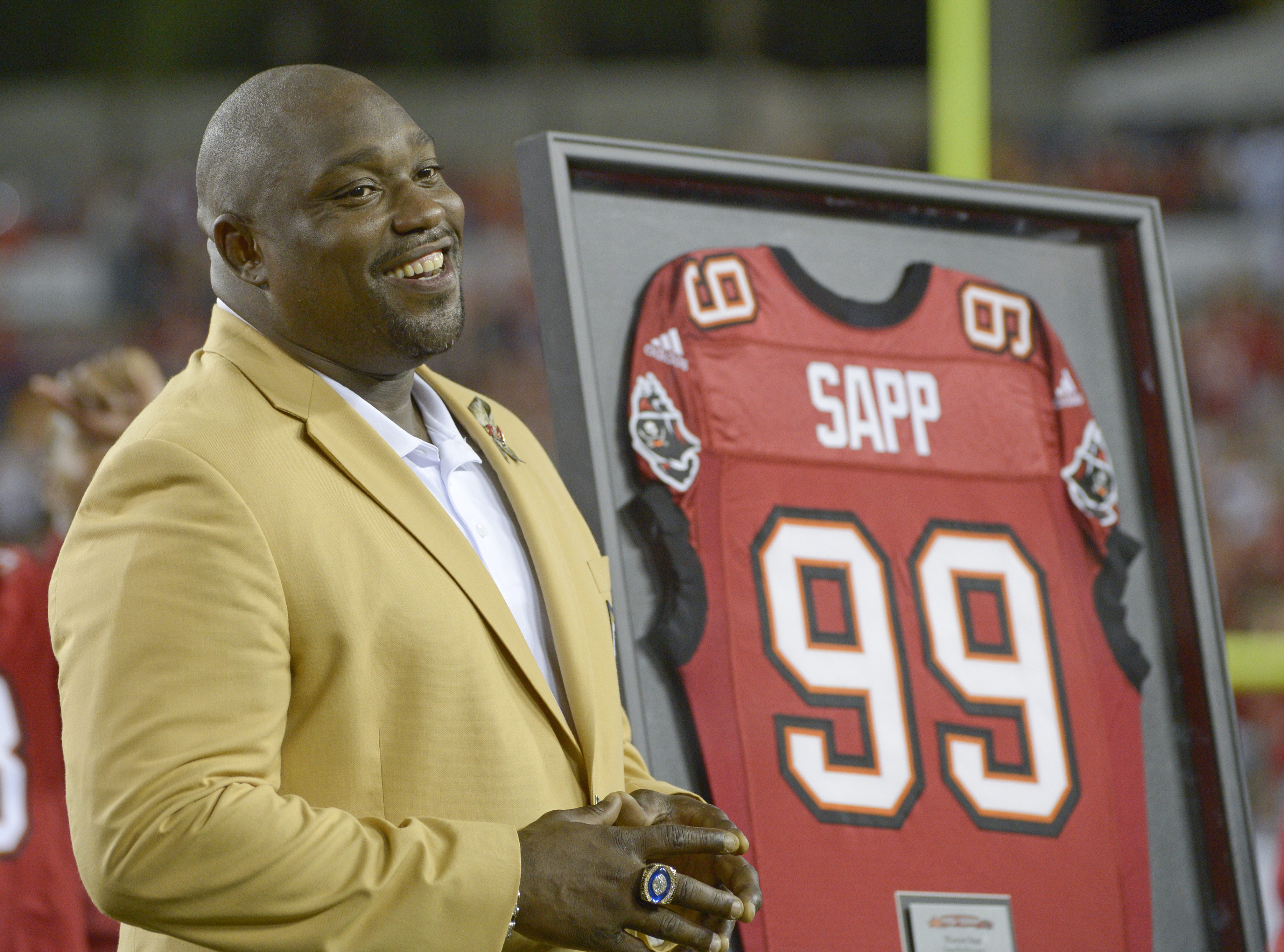 Warren Sapp denies causing major drama on flight from Colombia to Florida