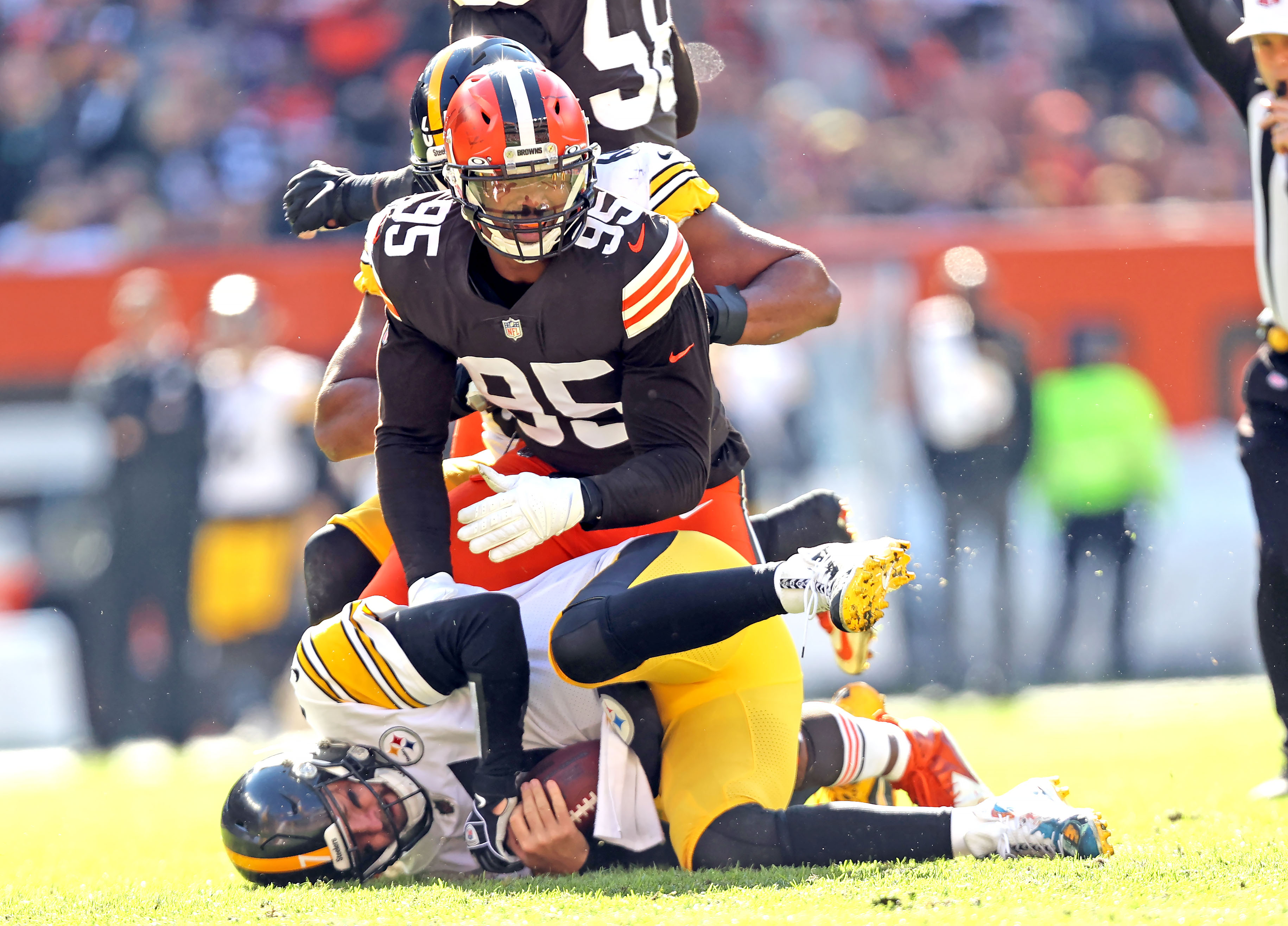 Browns arrive in Halloween costumes for Steelers game 