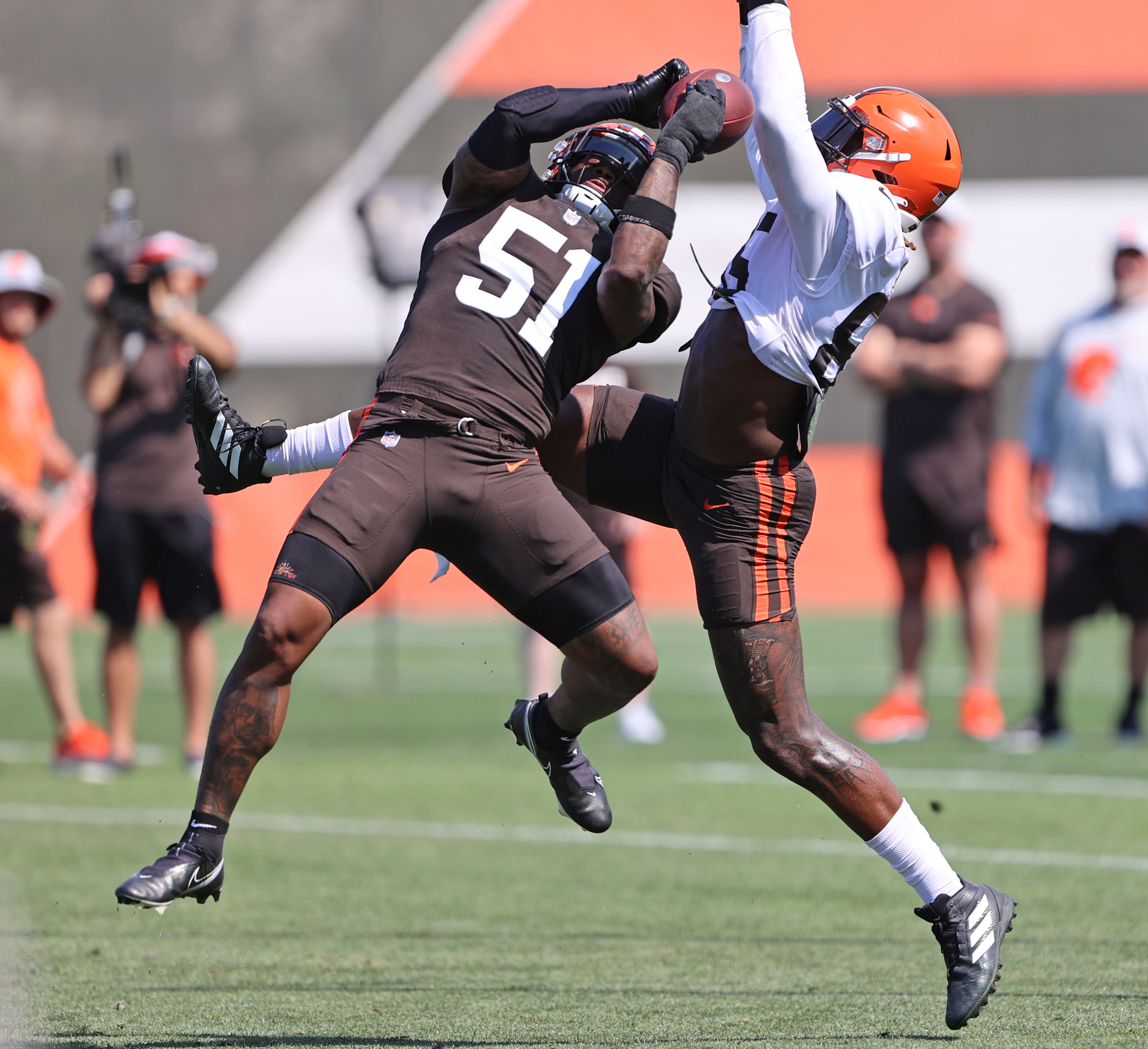 Mack Wilson helps Browns linebackers bond with weekly T-shirts