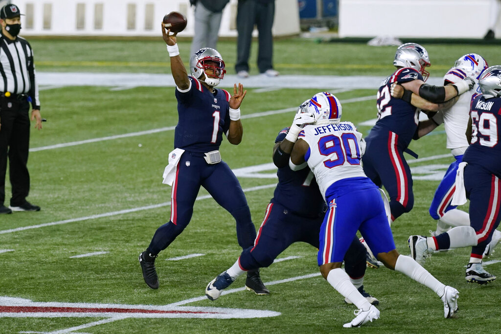 Santa Clara, California, USA. 7th Nov, 2021. San Francisco 49ers offensive  tackle Trent Williams (71) holds off Arizona Cardinals linebacker Chandler  Jones (55) from quarterback Jimmy Garoppolo (10) on Sunday, November 07