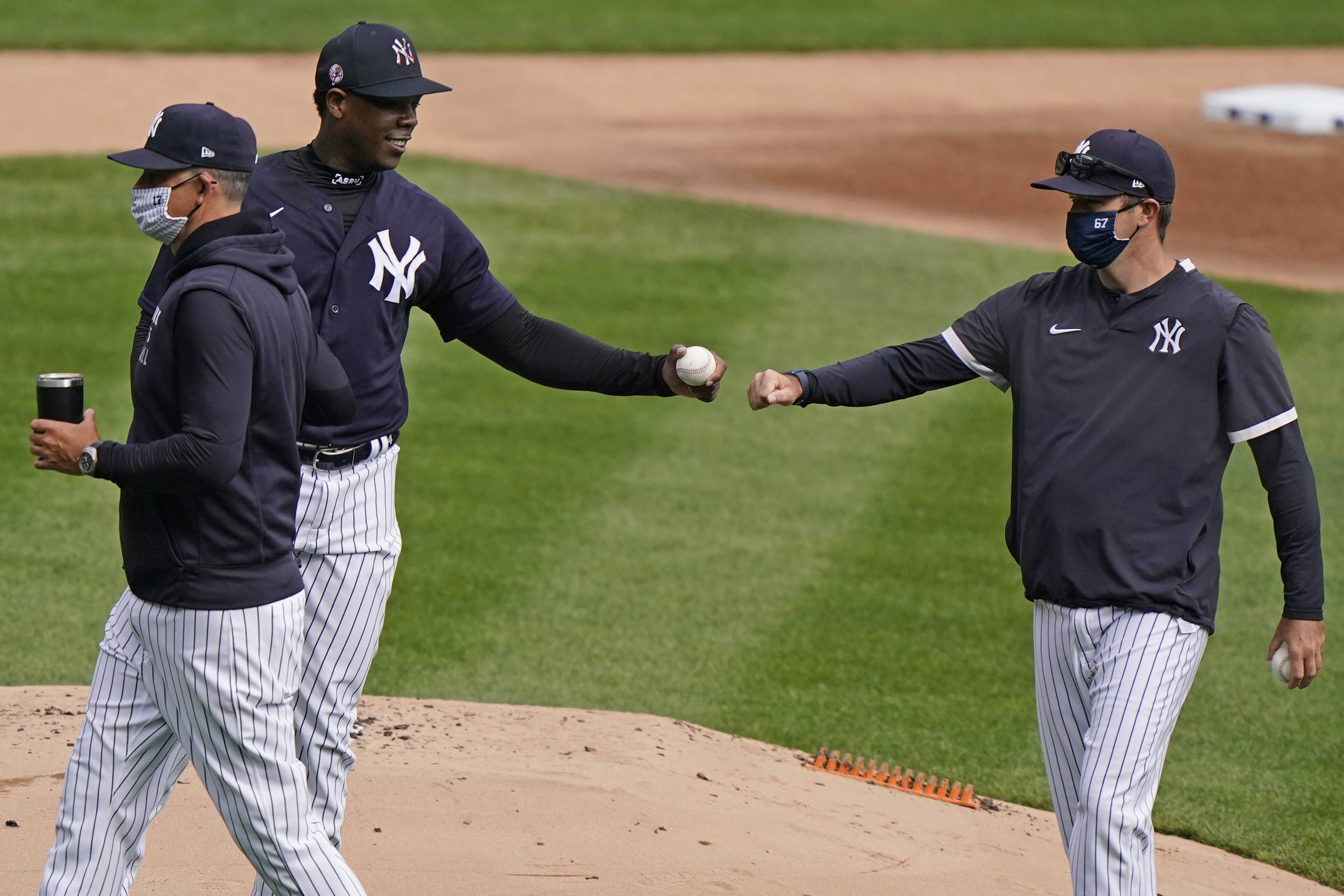 New York Yankees starting pitcher Jonathan Loaisiga (67) works in the first  inning of a spring