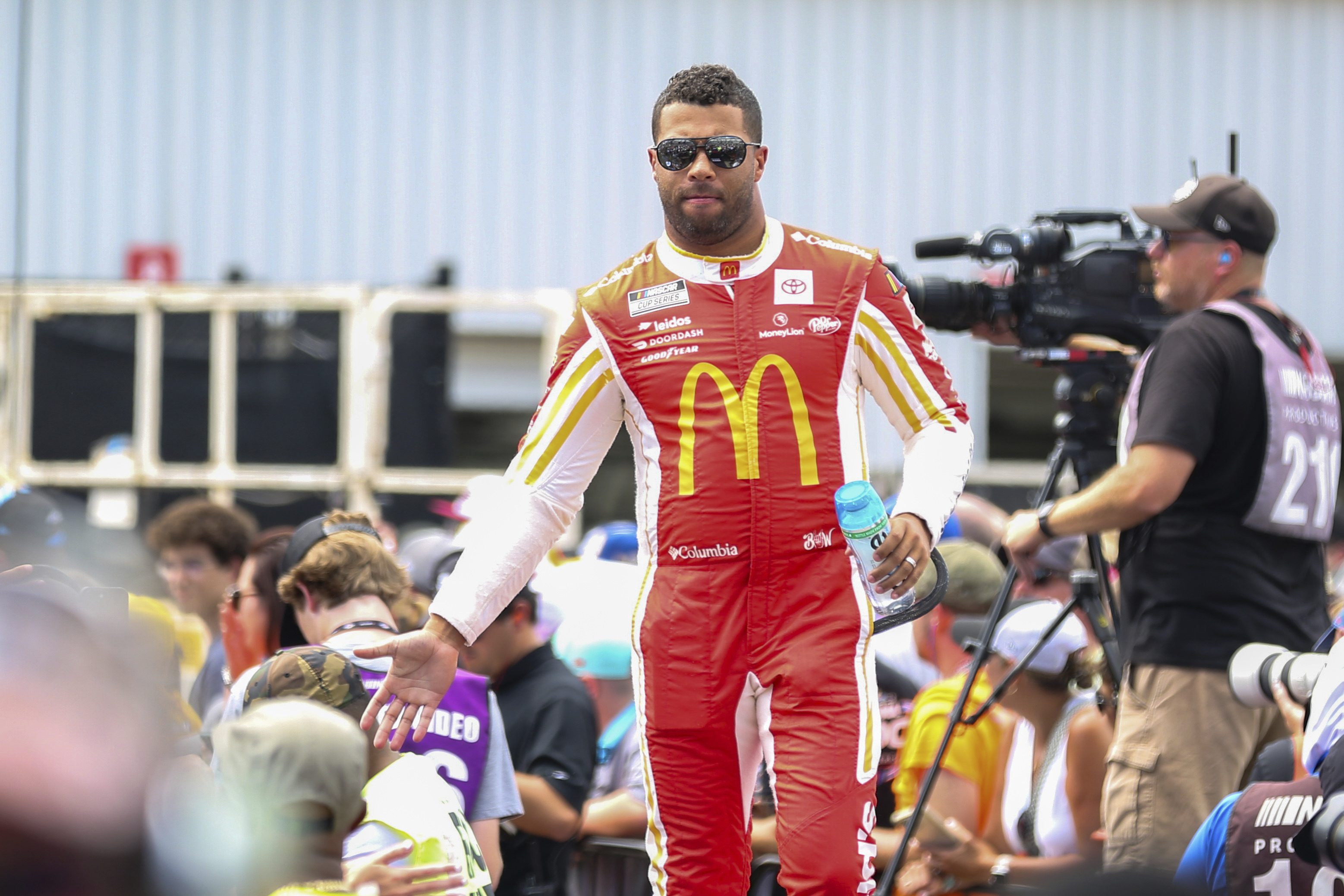 How to watch NASCAR Coke Zero Sugar 400 Cup Series, Washington Commanders,  Navy vs. Notre Dame this Saturday – NBC4 Washington