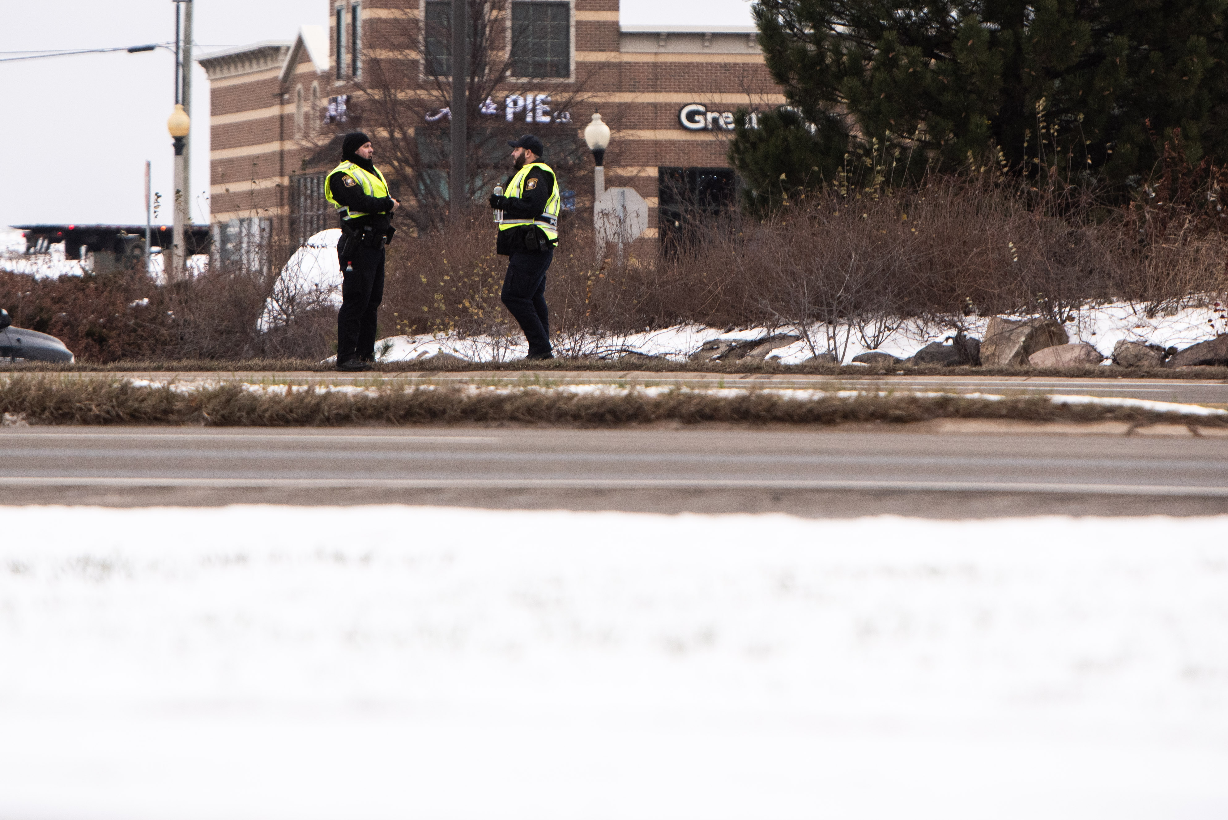 Three students dead, 8 injured in Oxford High School shooting, 15-yr ...