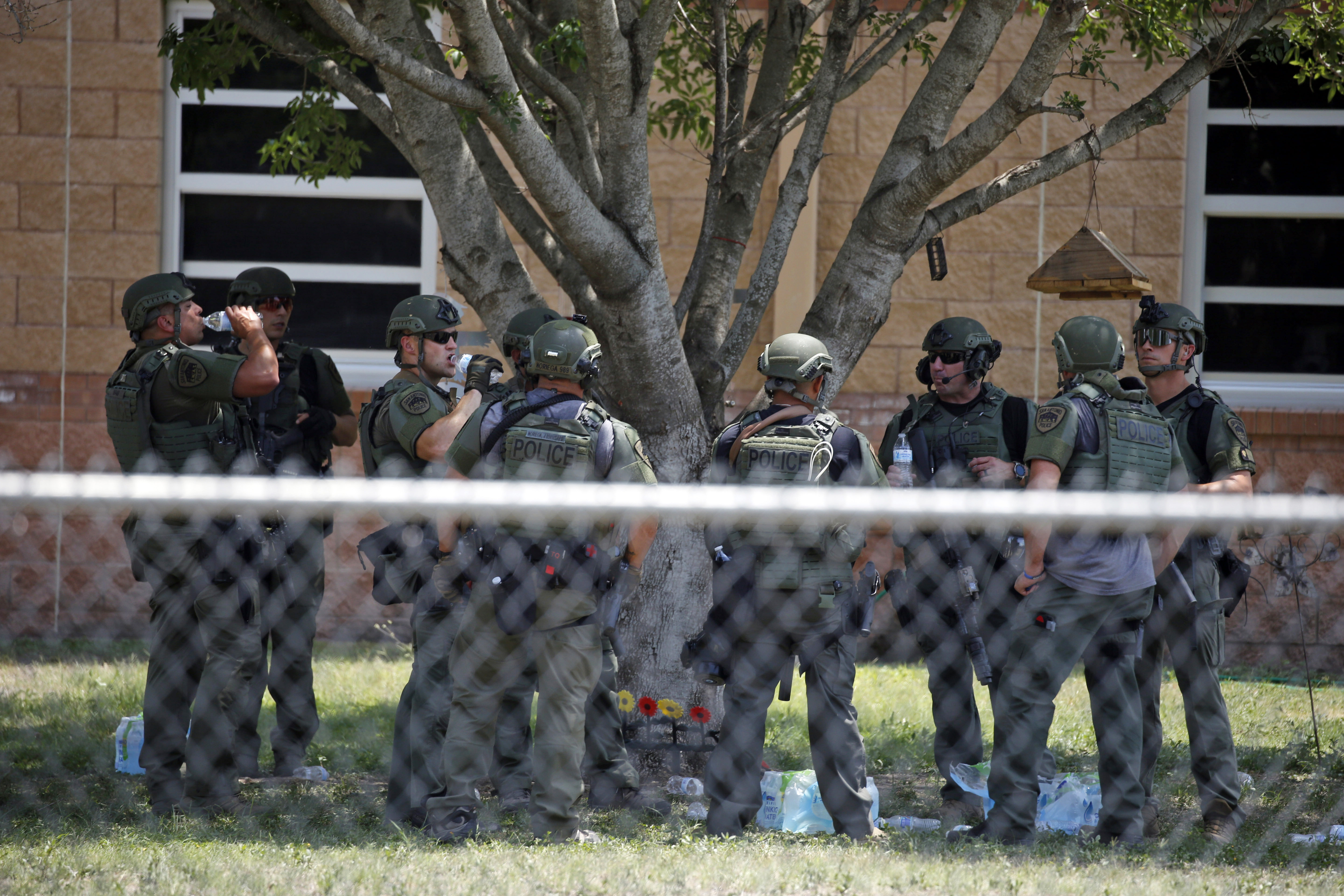 Police find no answers in Texas shooting spree; death toll at 7
