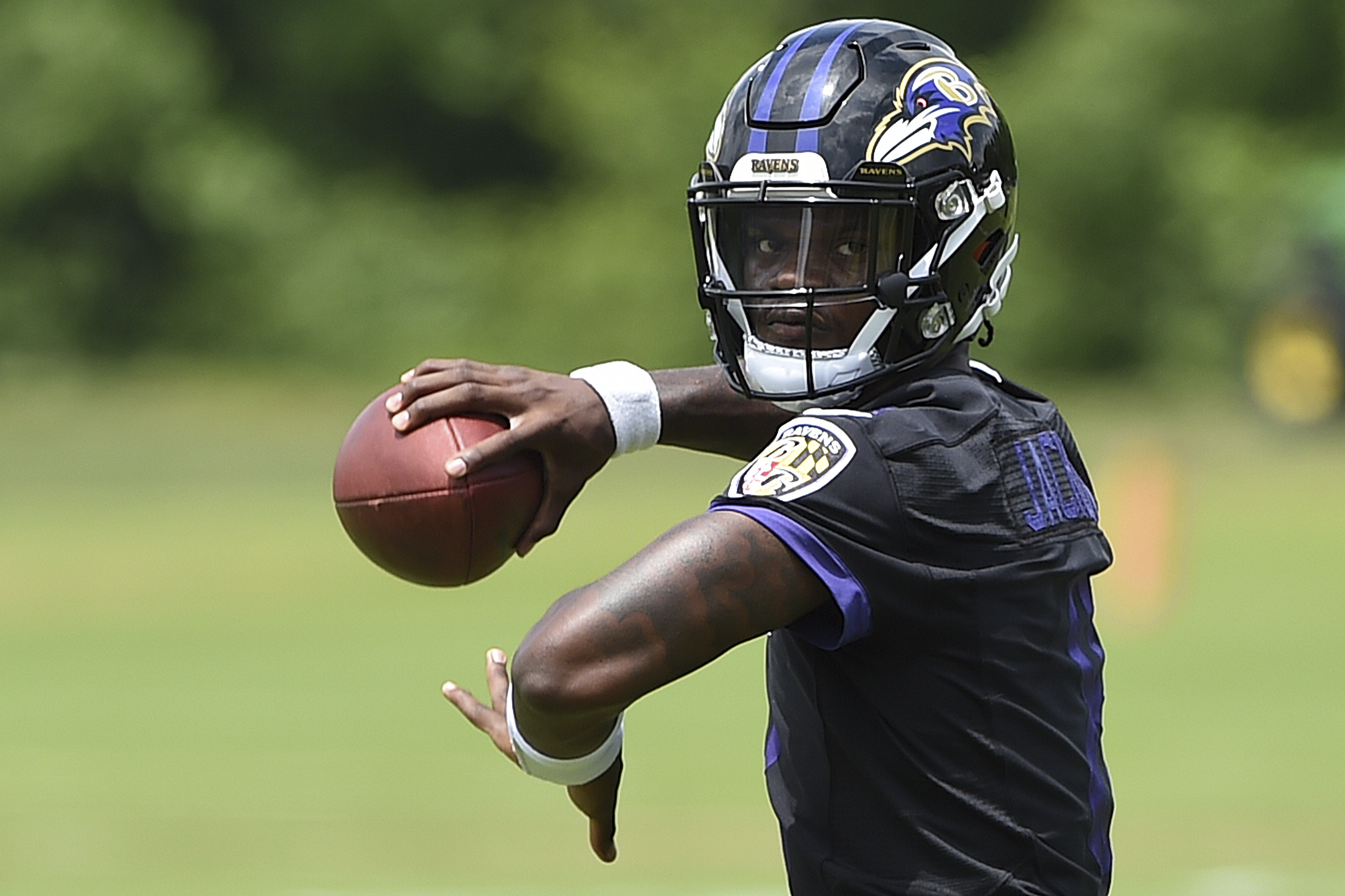 Baltimore Ravens' Lamar Jackson returns to practice field 