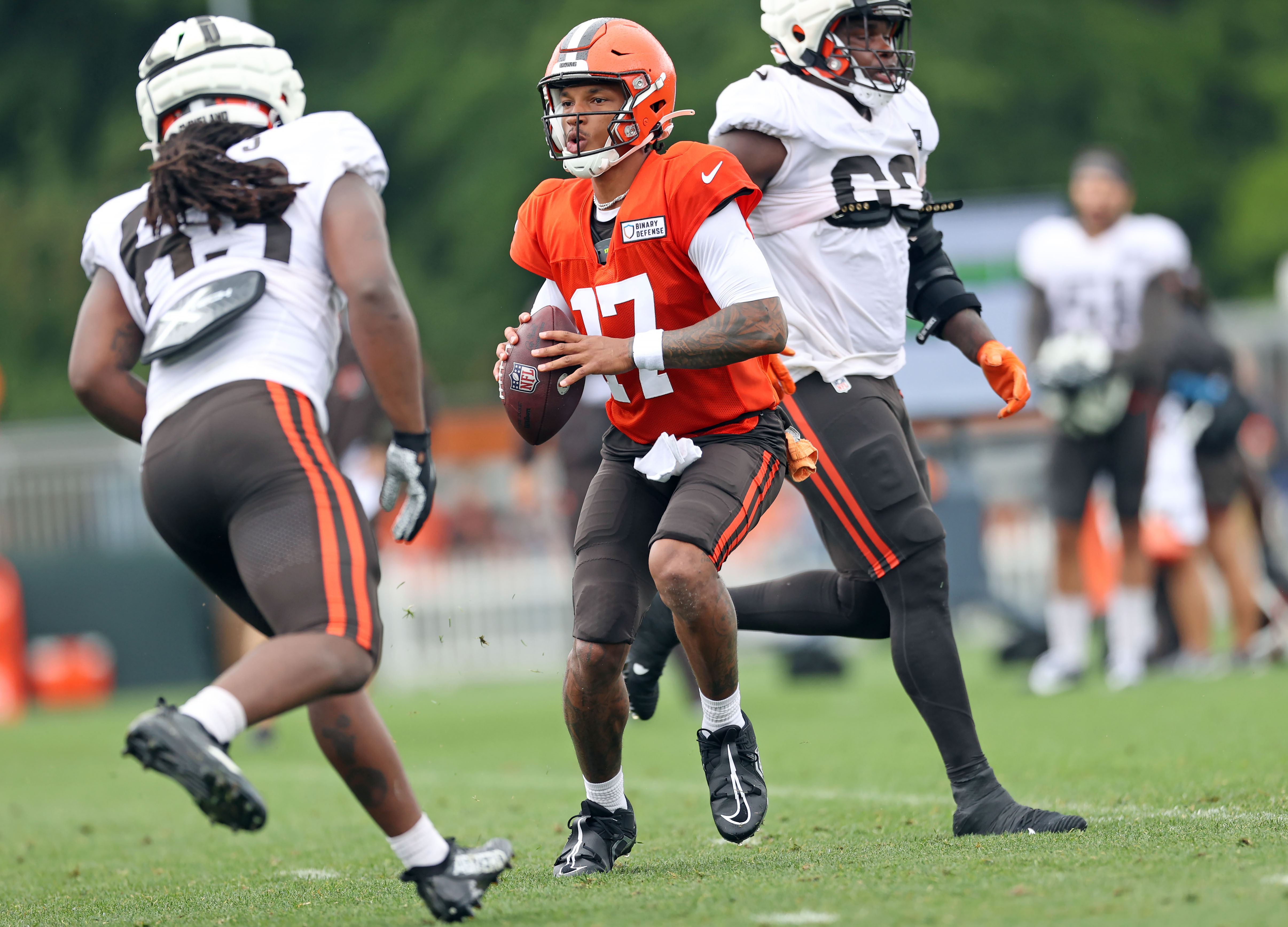 Should Dorian Thompson-Robinson or Josh Dobbs be QB2 for the Cleveland  Browns this season? 