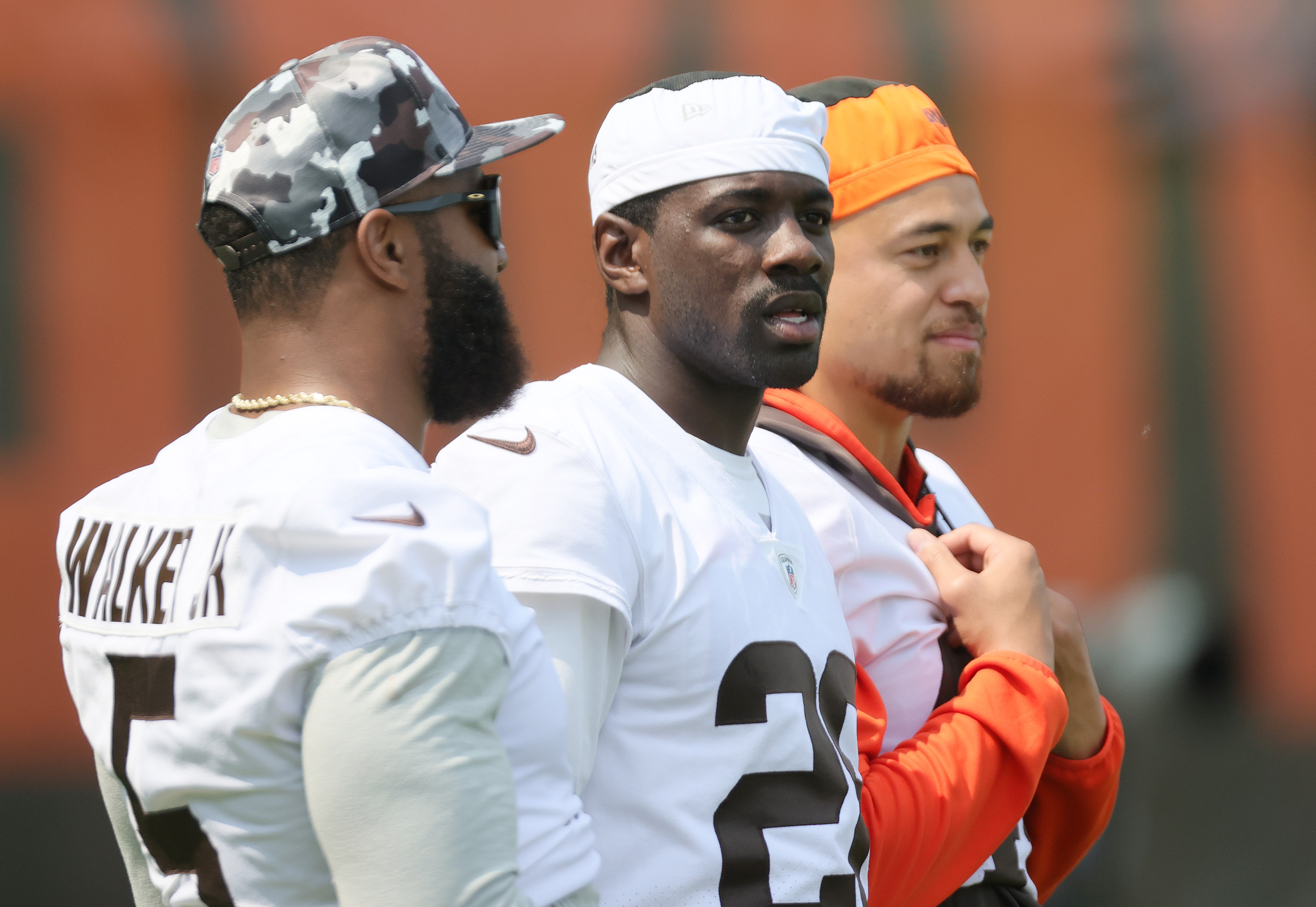 Cleveland Browns linebackers go all-in to deal with injury concerns