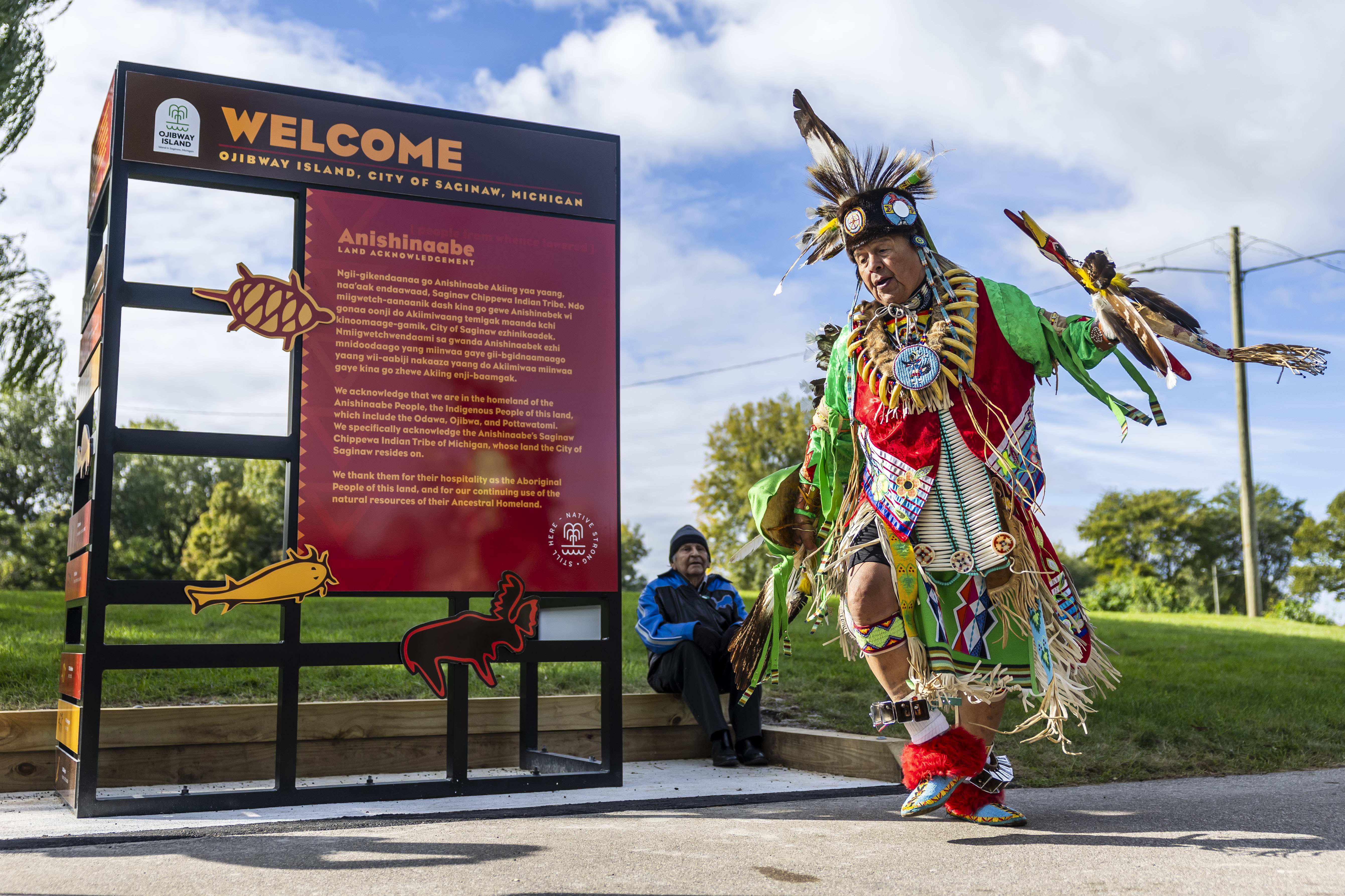 Watch Saginaw Chippewa Indian Tribe perform powwow dance at