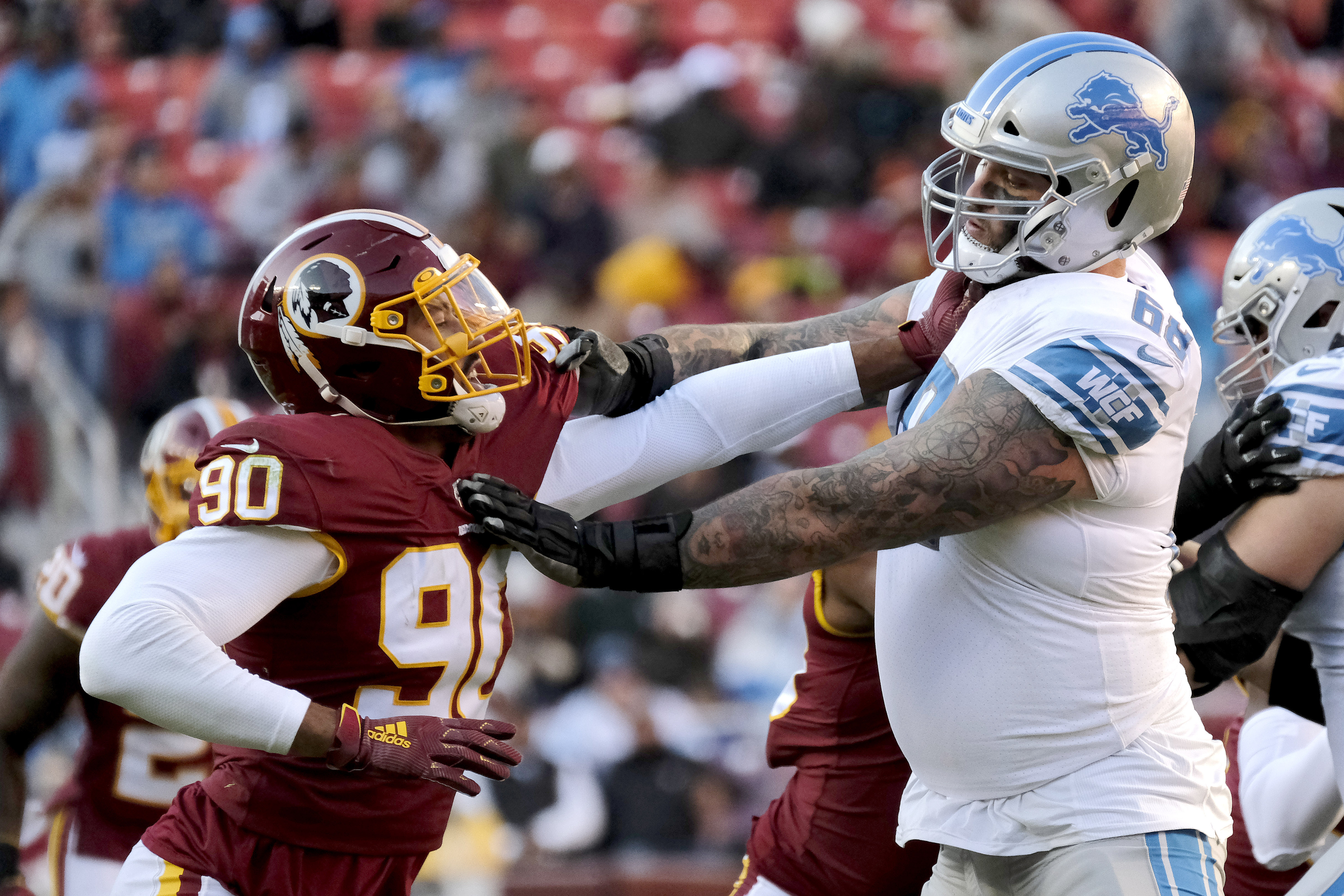 Washington Redskins linebacker Montez Sweat (90) lines up against