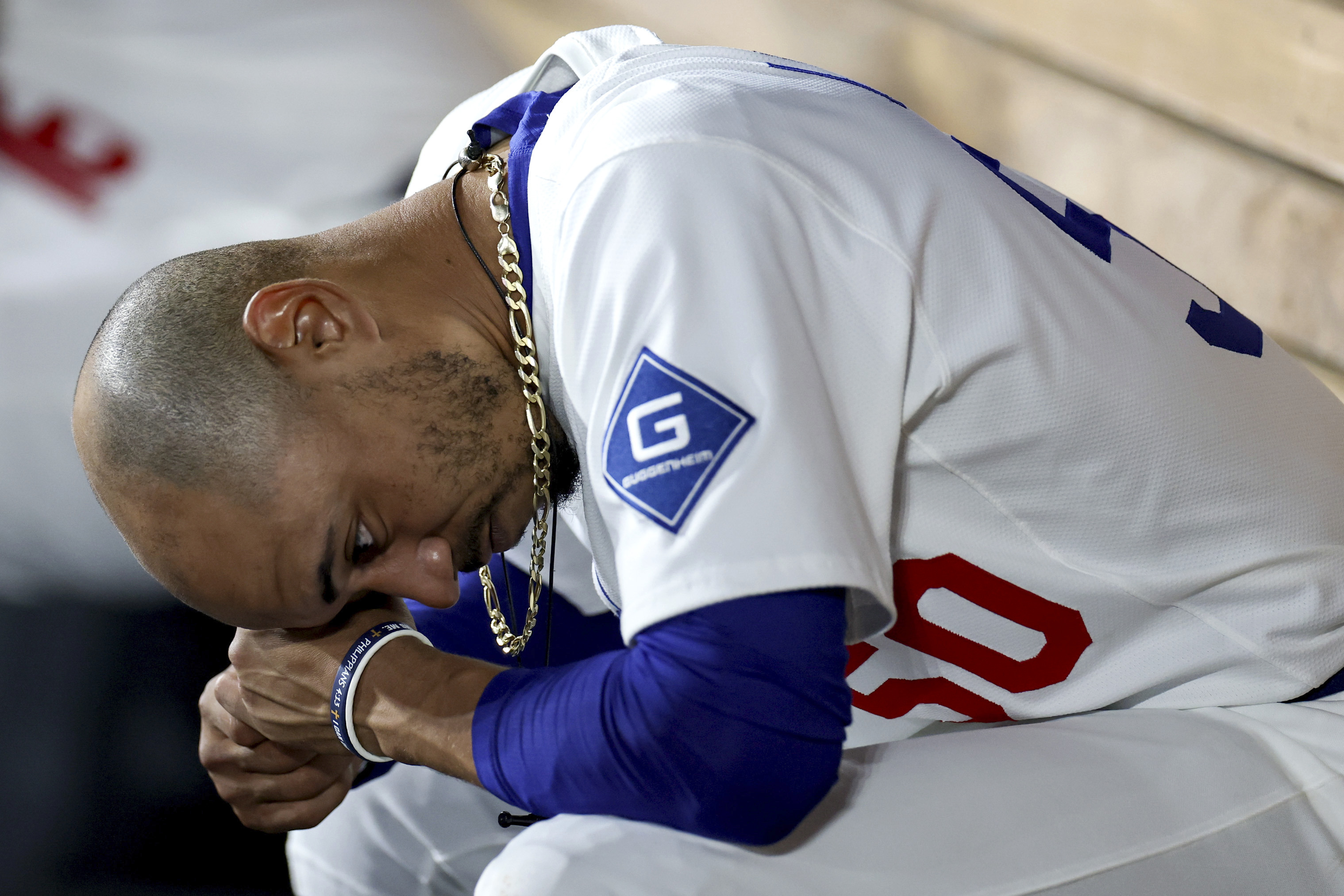 Mookie Betts finding ways to contribute to Dodgers amid