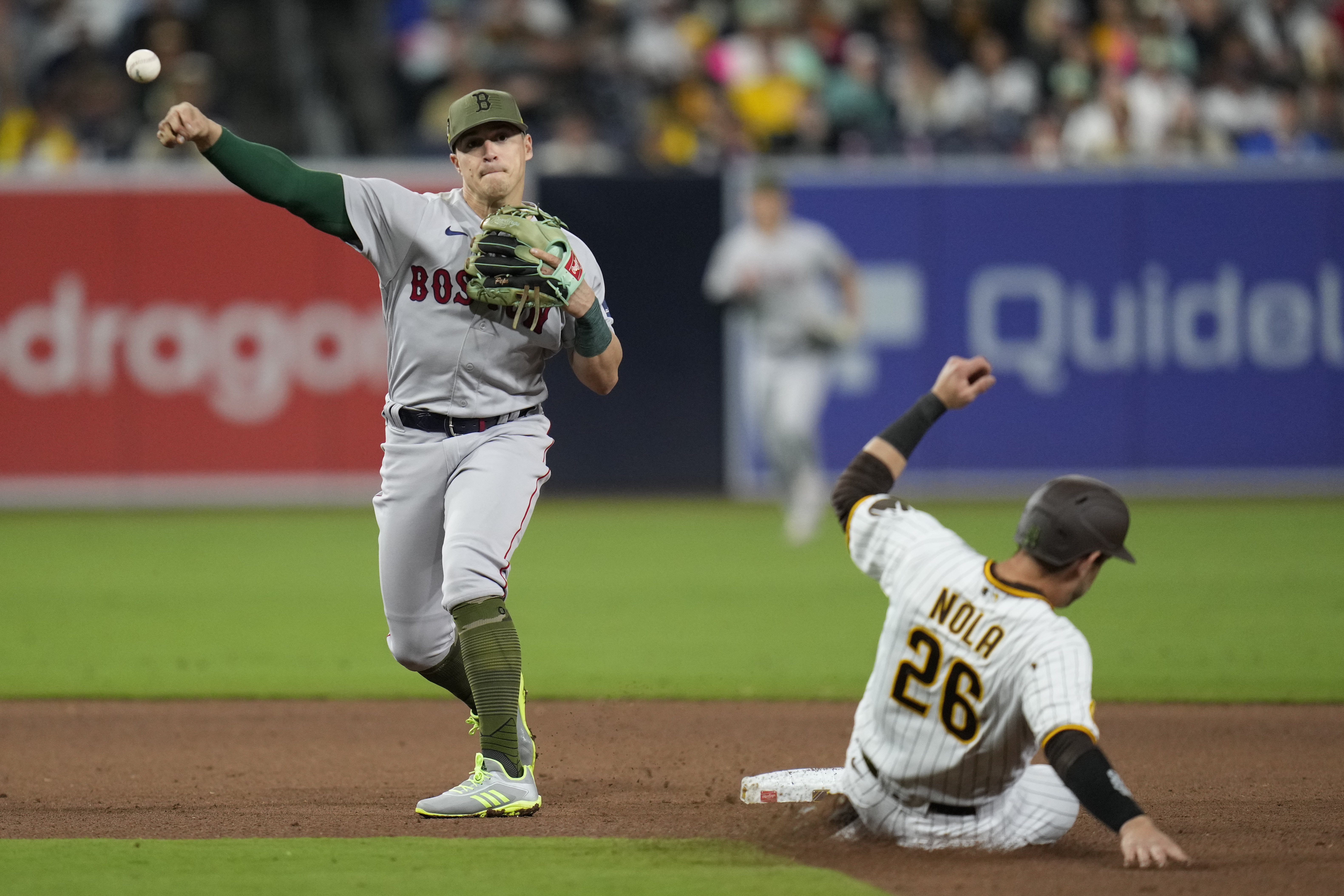 Sale throws 7 strong innings in Red Sox's win over Padres