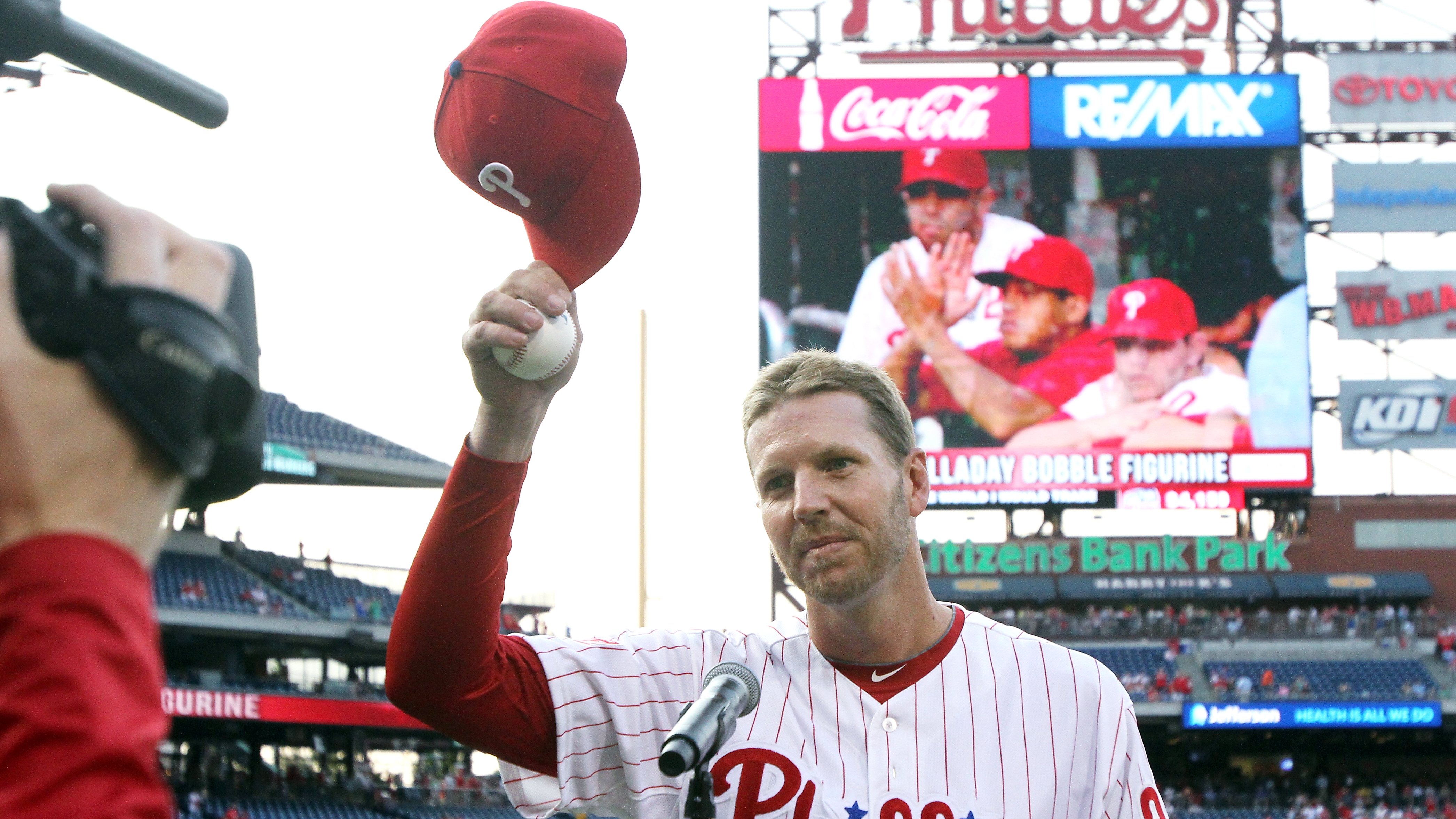Phillies' Halladay Opens Playoffs With No-Hitter - The New York Times