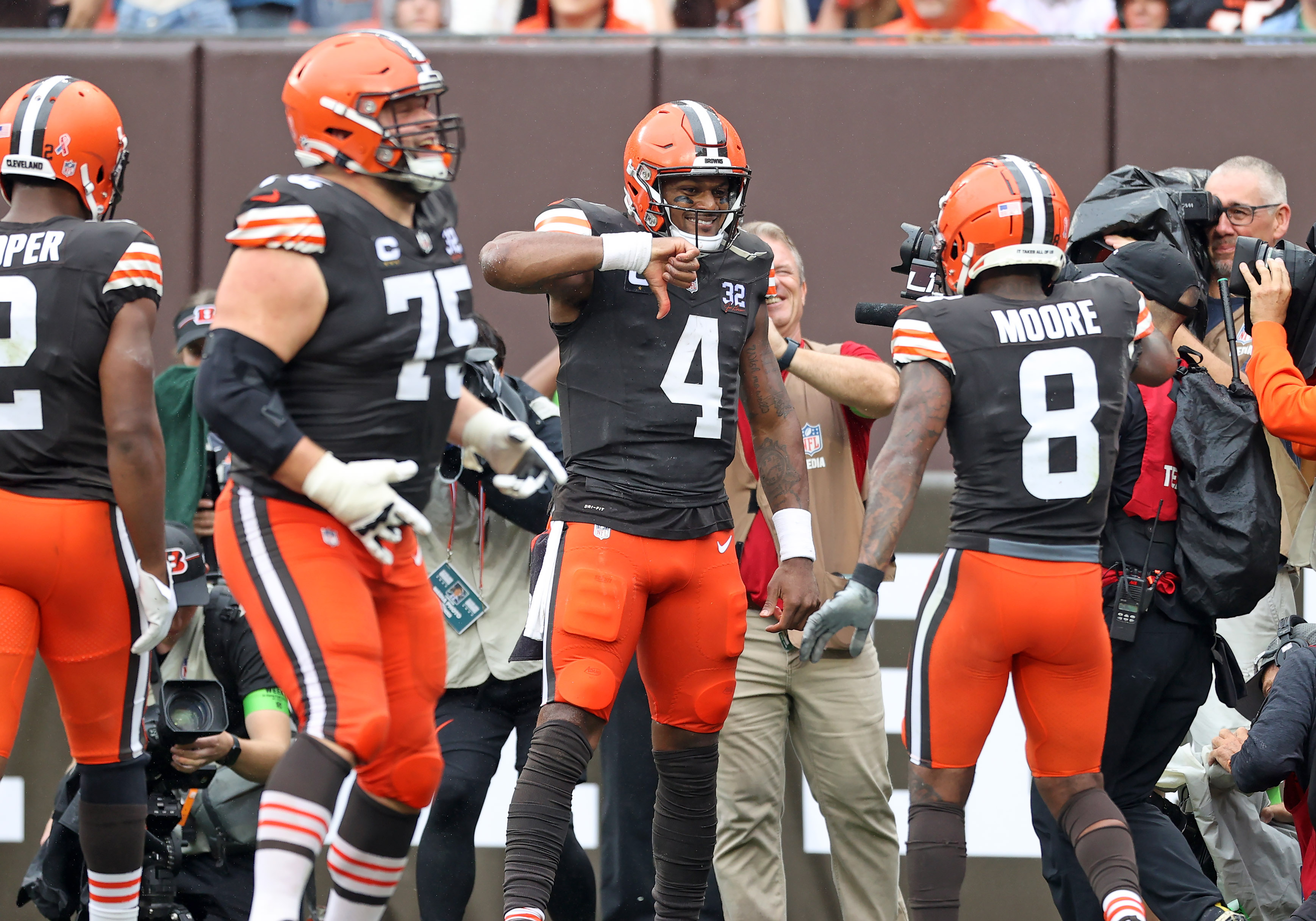 Browns center Ethan Pocic briefly returns after leaving with chest