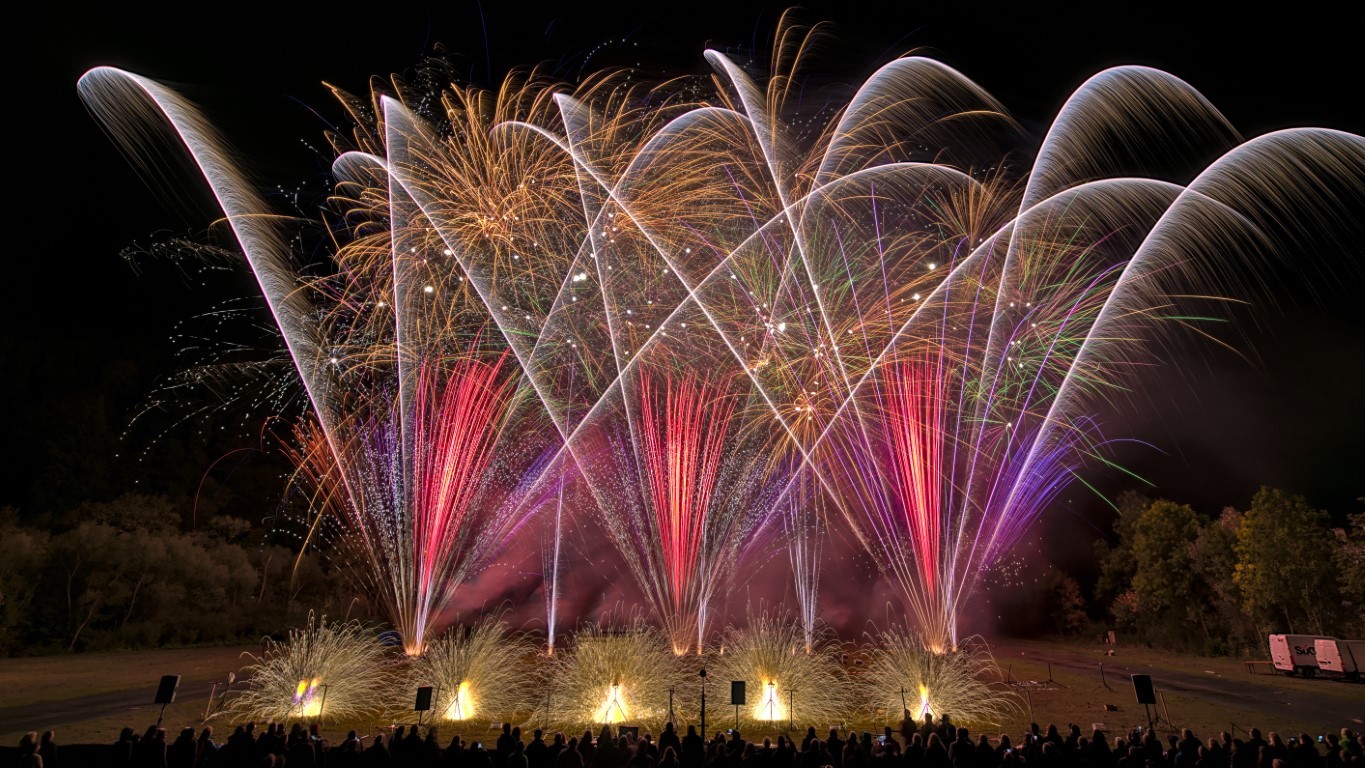 Erster internationaler Feuerwerkswettbewerb, der in Traverse City stattfindet