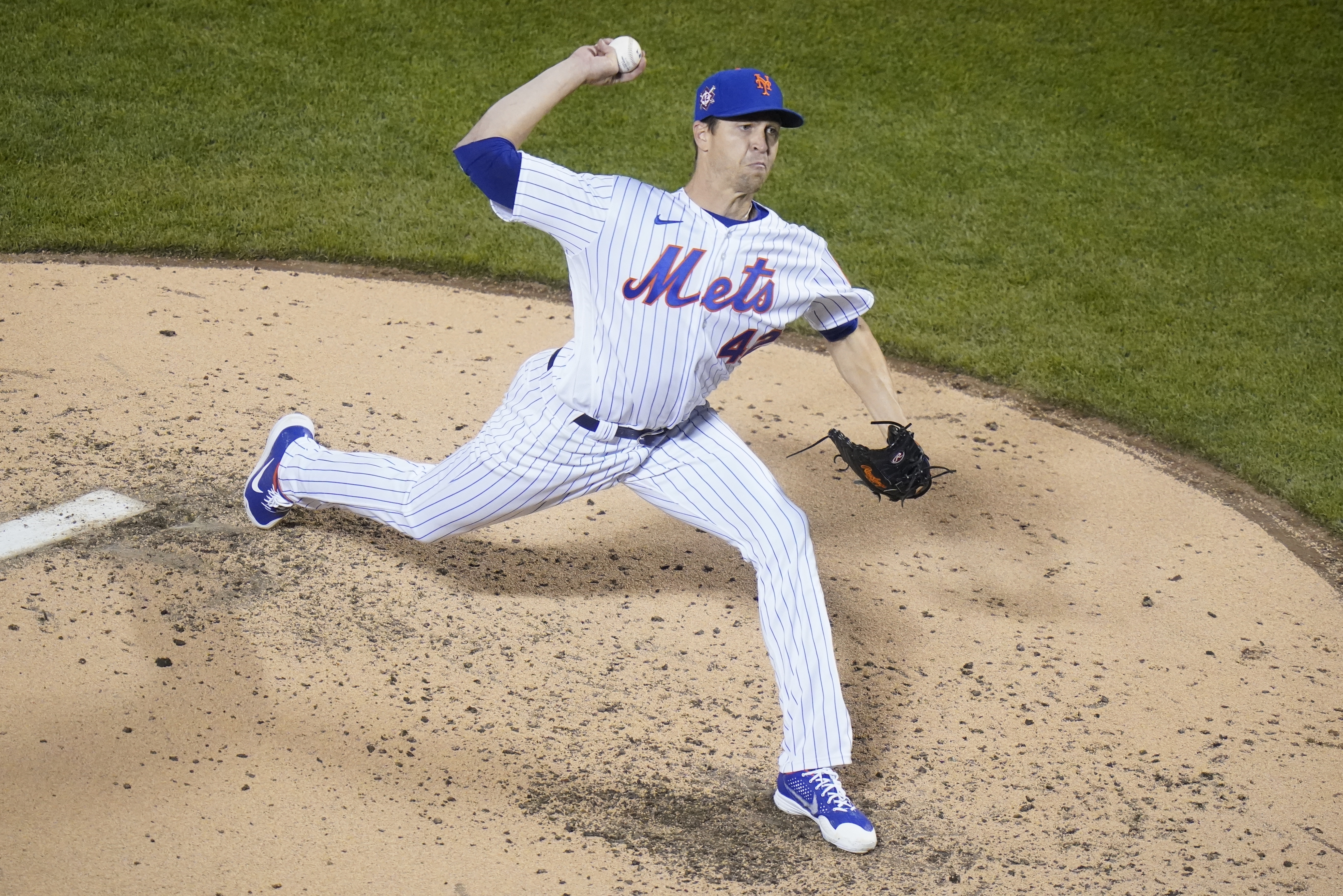 Jacob deGrom helps New York Mets win series finale against