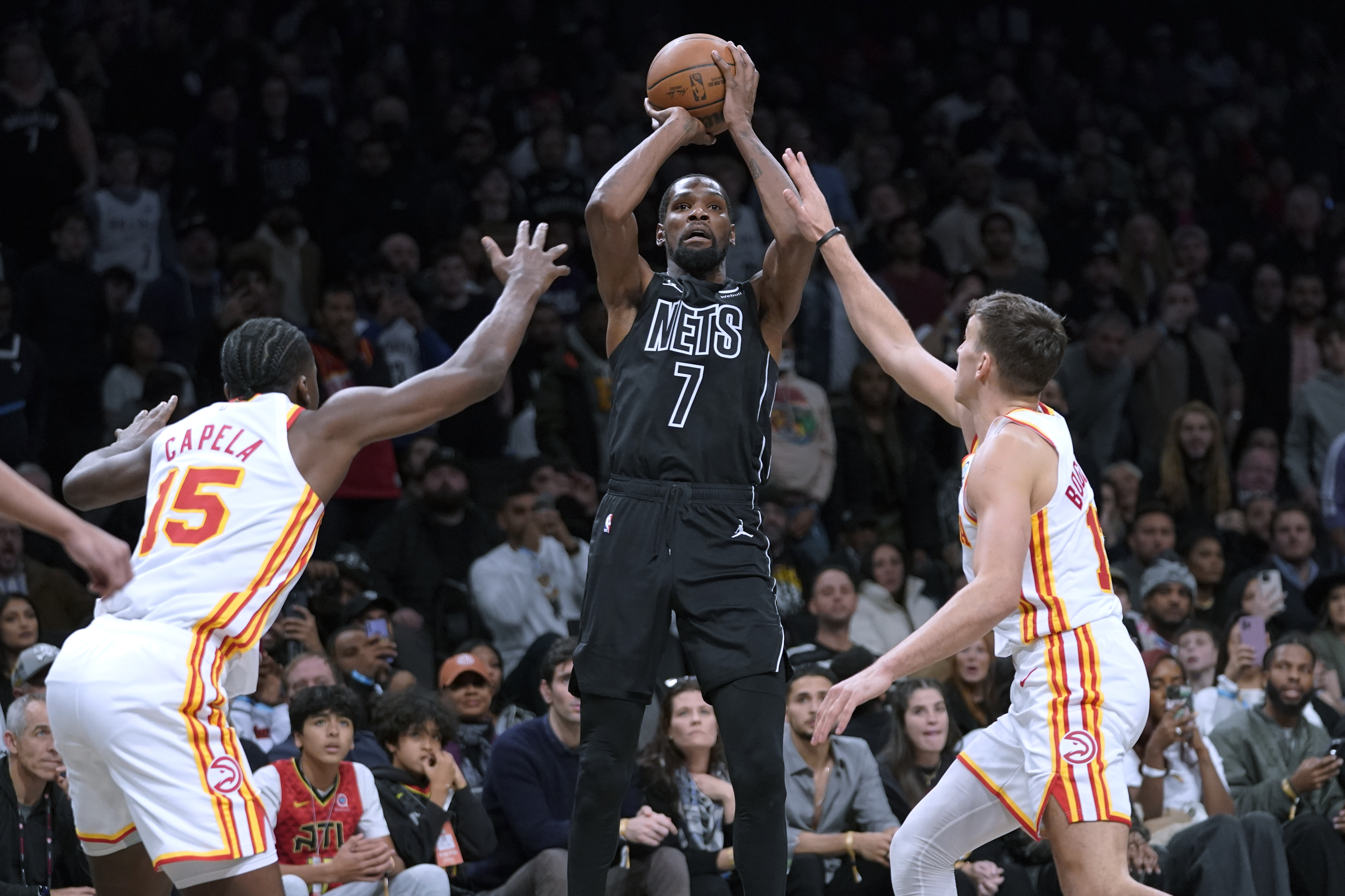 Kevin Durant, Kyrie Irving lead Nets past Pistons, 124-121