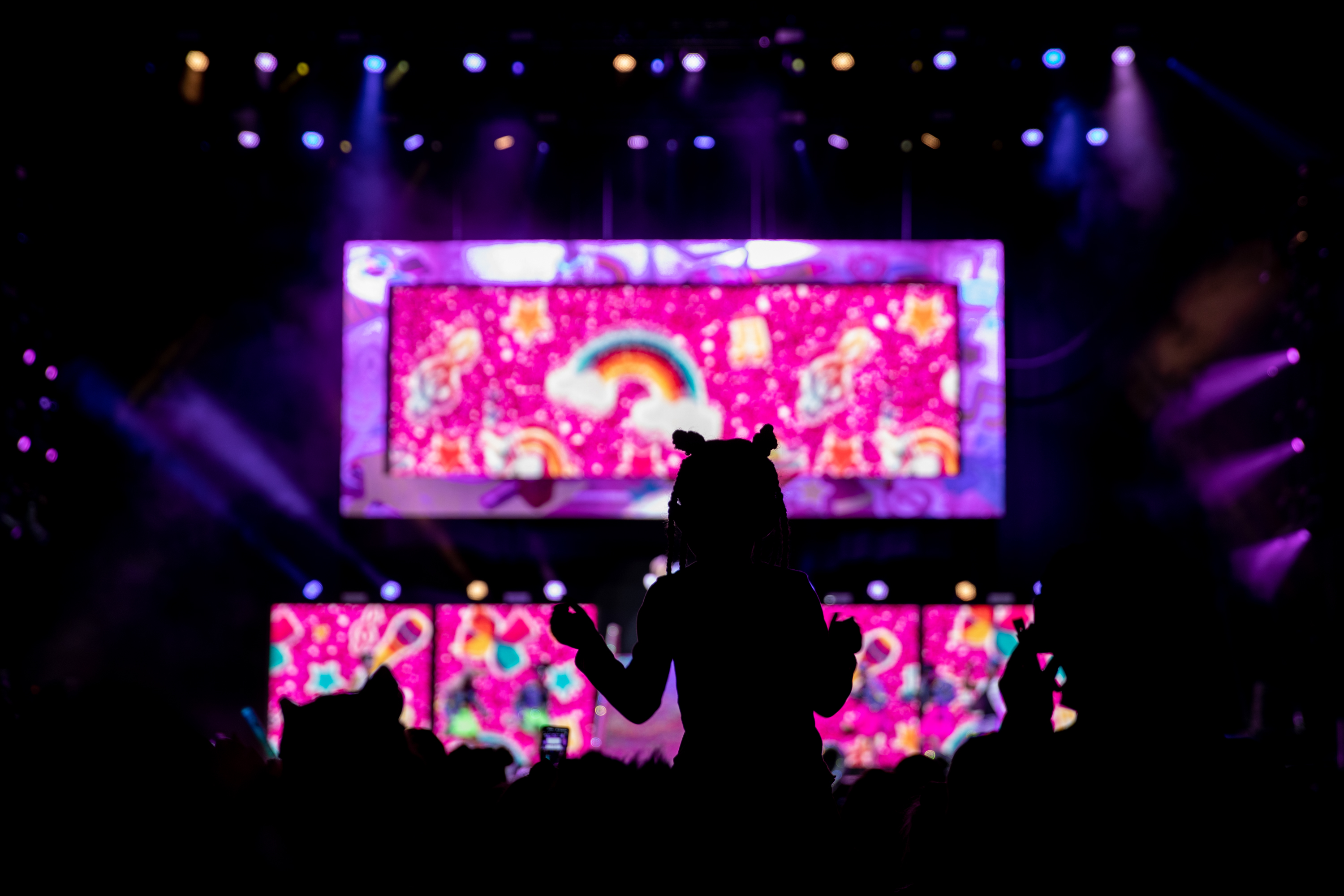 jojo-sewa-fall-on-stage-with-heelys-on-sale-emergencydentistry