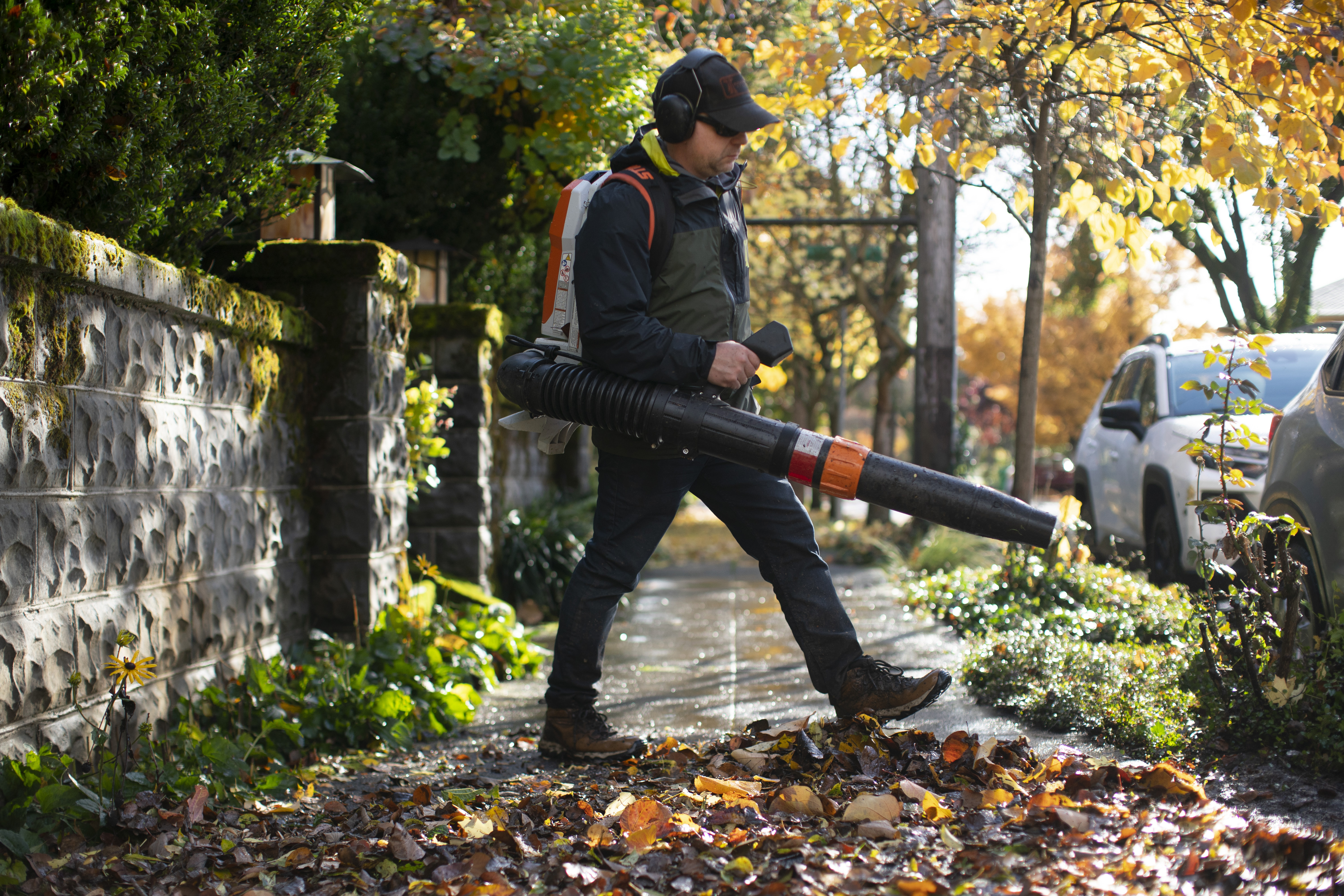 MultCo. considers ban on gas powered leaf blowers