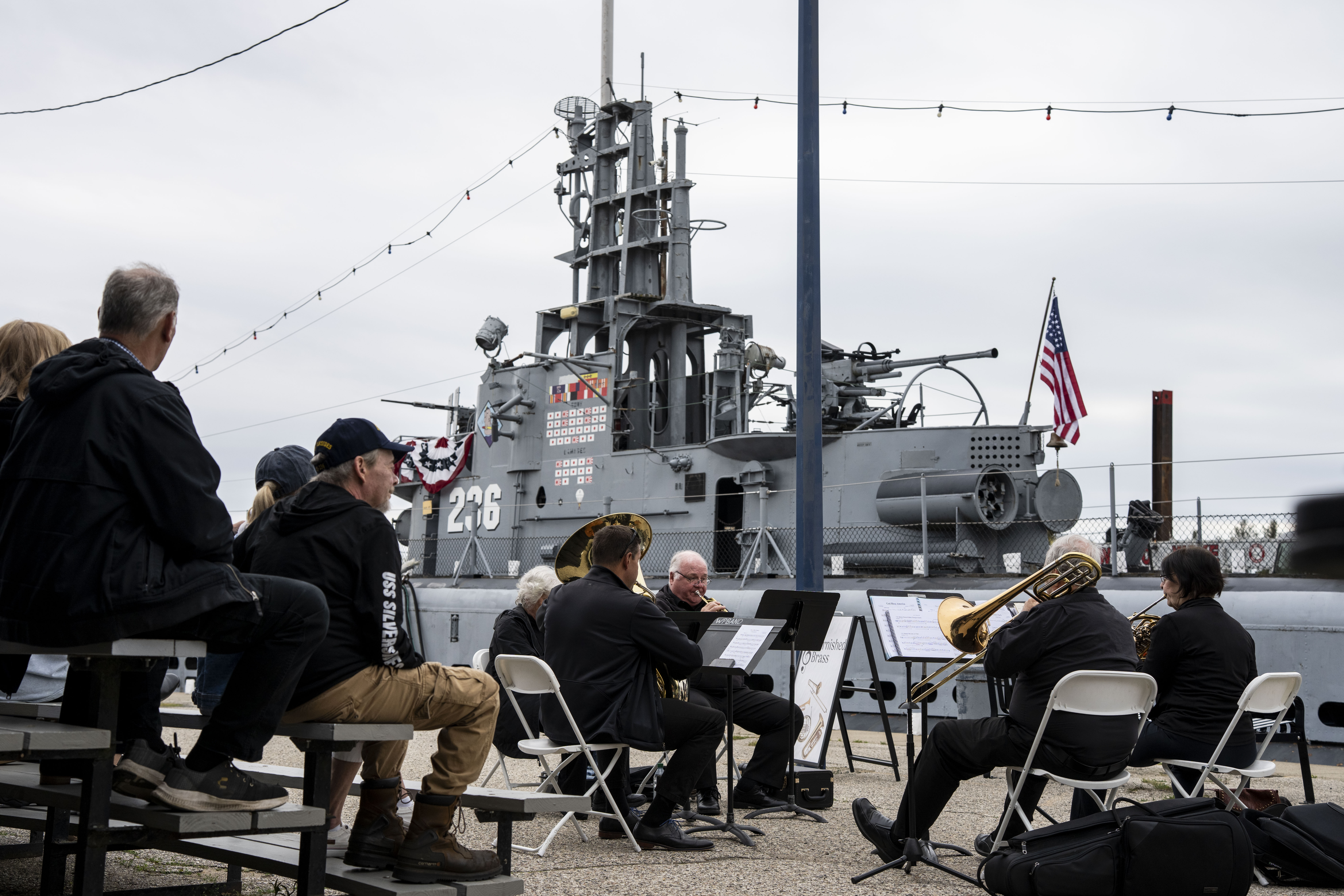 US.NAVY 潜水艦・スツール・アルミ製・米軍払下げ Historic Michigan submarine lights up for Memorial Day tribute