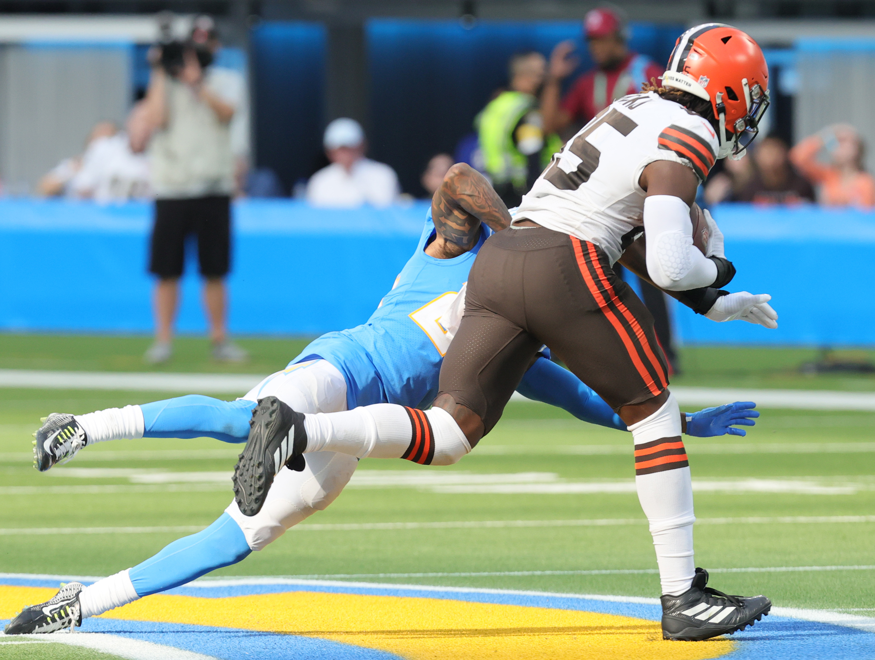 Browns sign TE David Njoku to contract extension through 2025