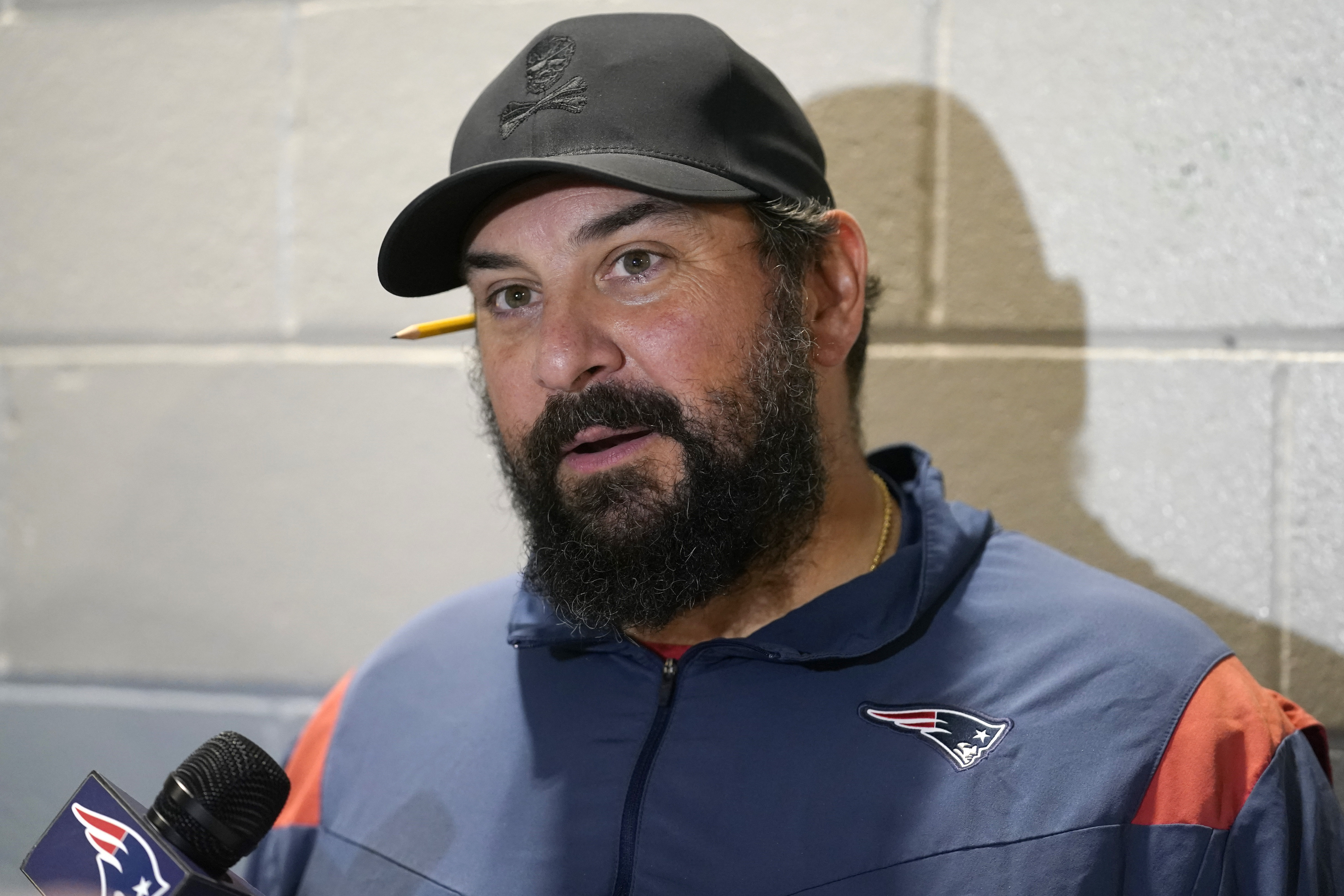 Matt Patricia lost his voice; will Patriots coach be able to call plays? -  