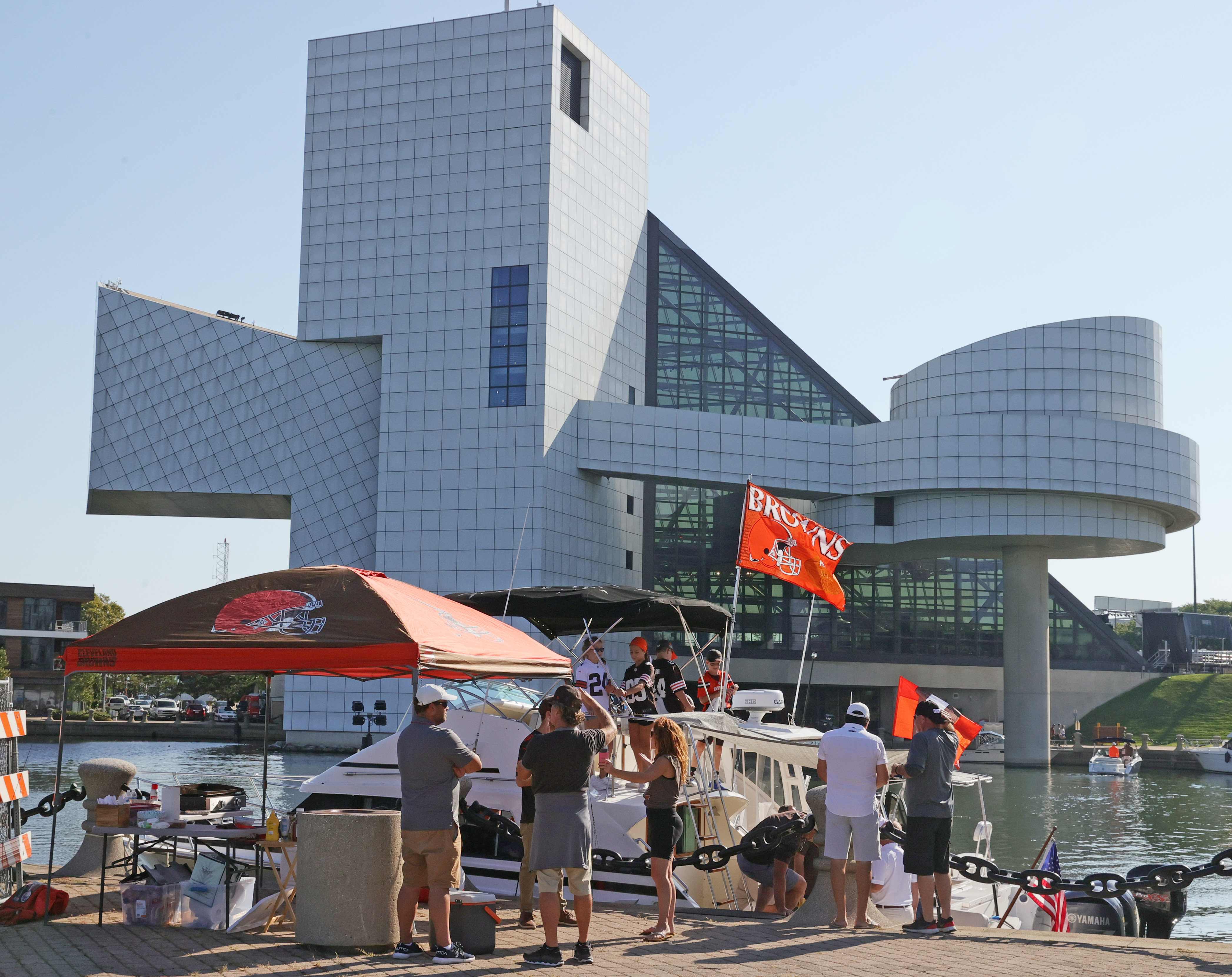 Browns fans got into a tailgate fight prior to Texans game (Video)