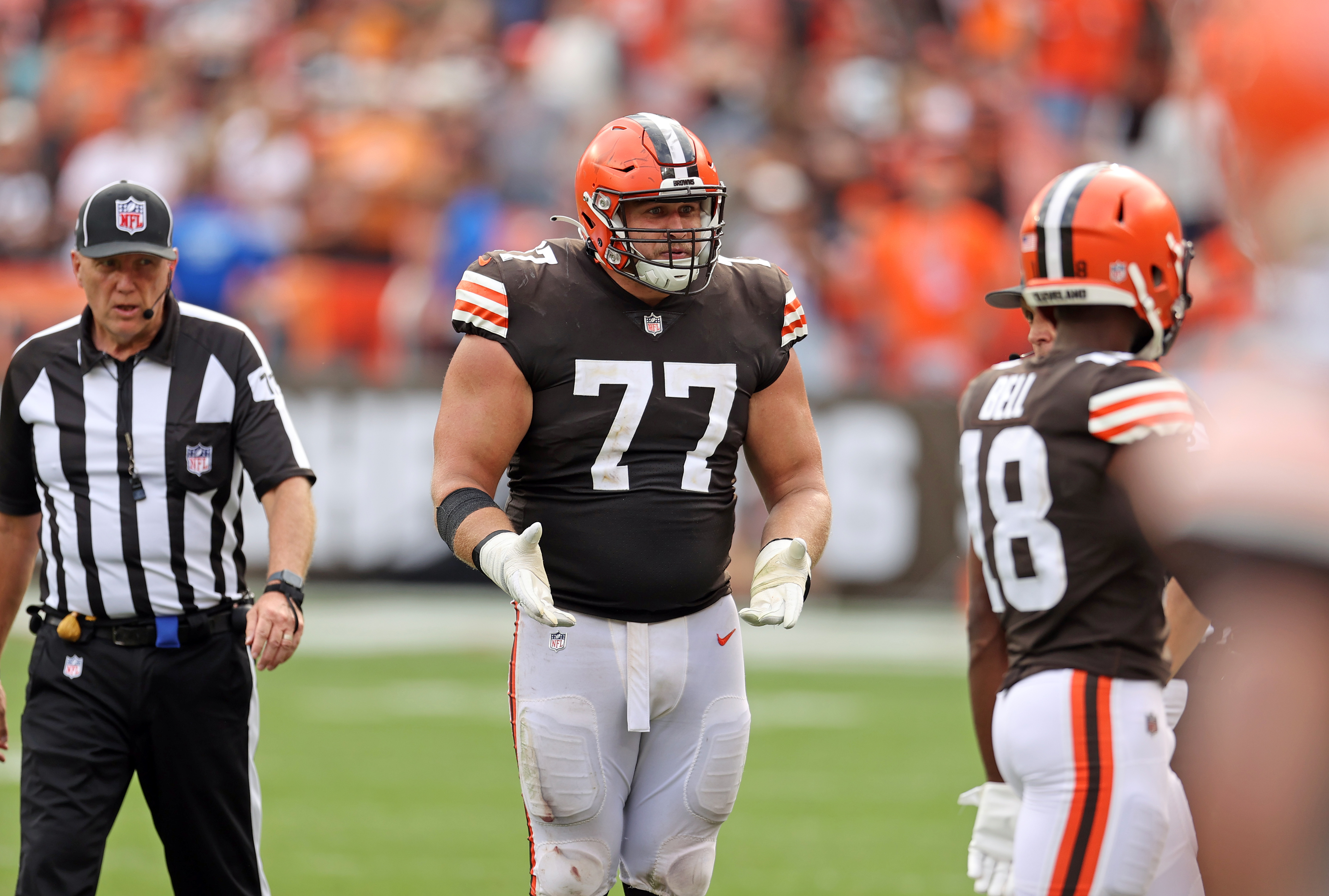 Browns guard Wyatt Teller in walking boot after leaving game vs. Patriots