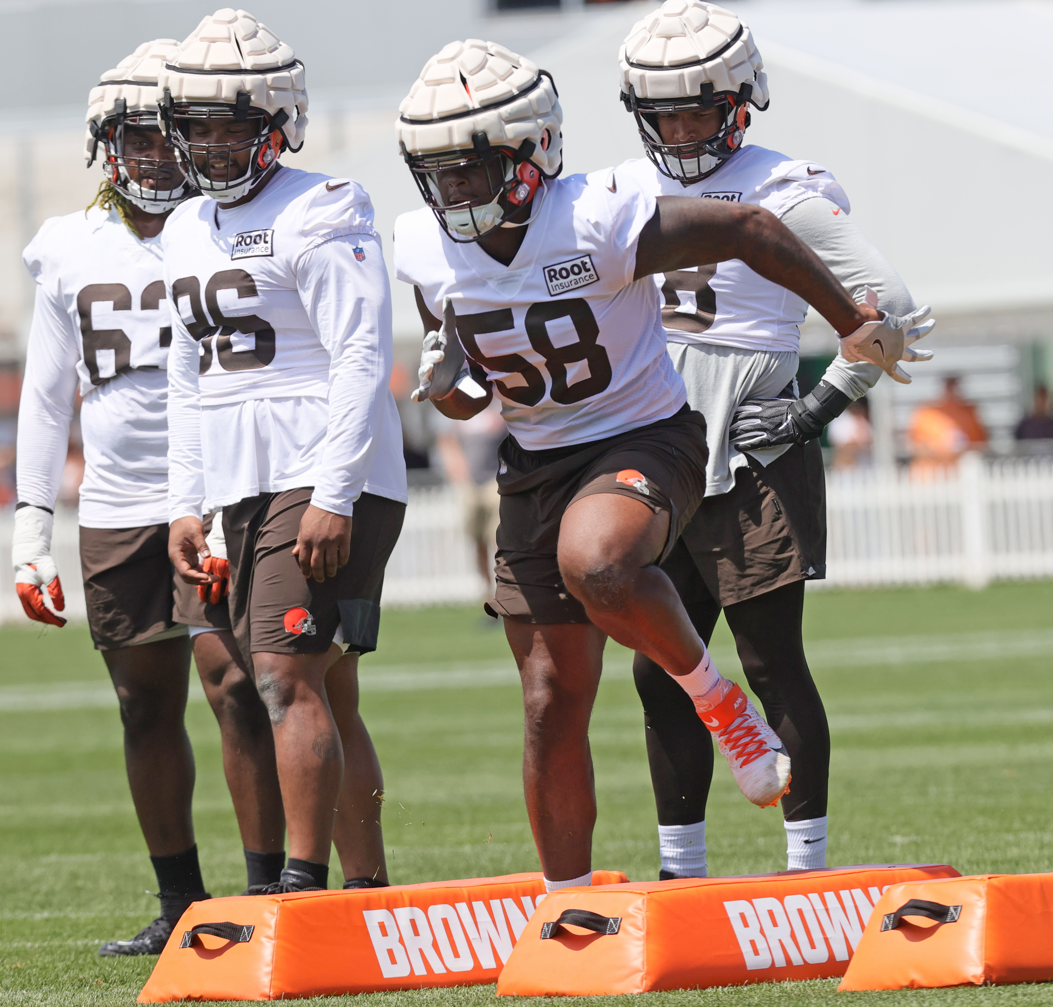 Cleveland Browns defensive end Isaiah Thomas (58) runs off of the