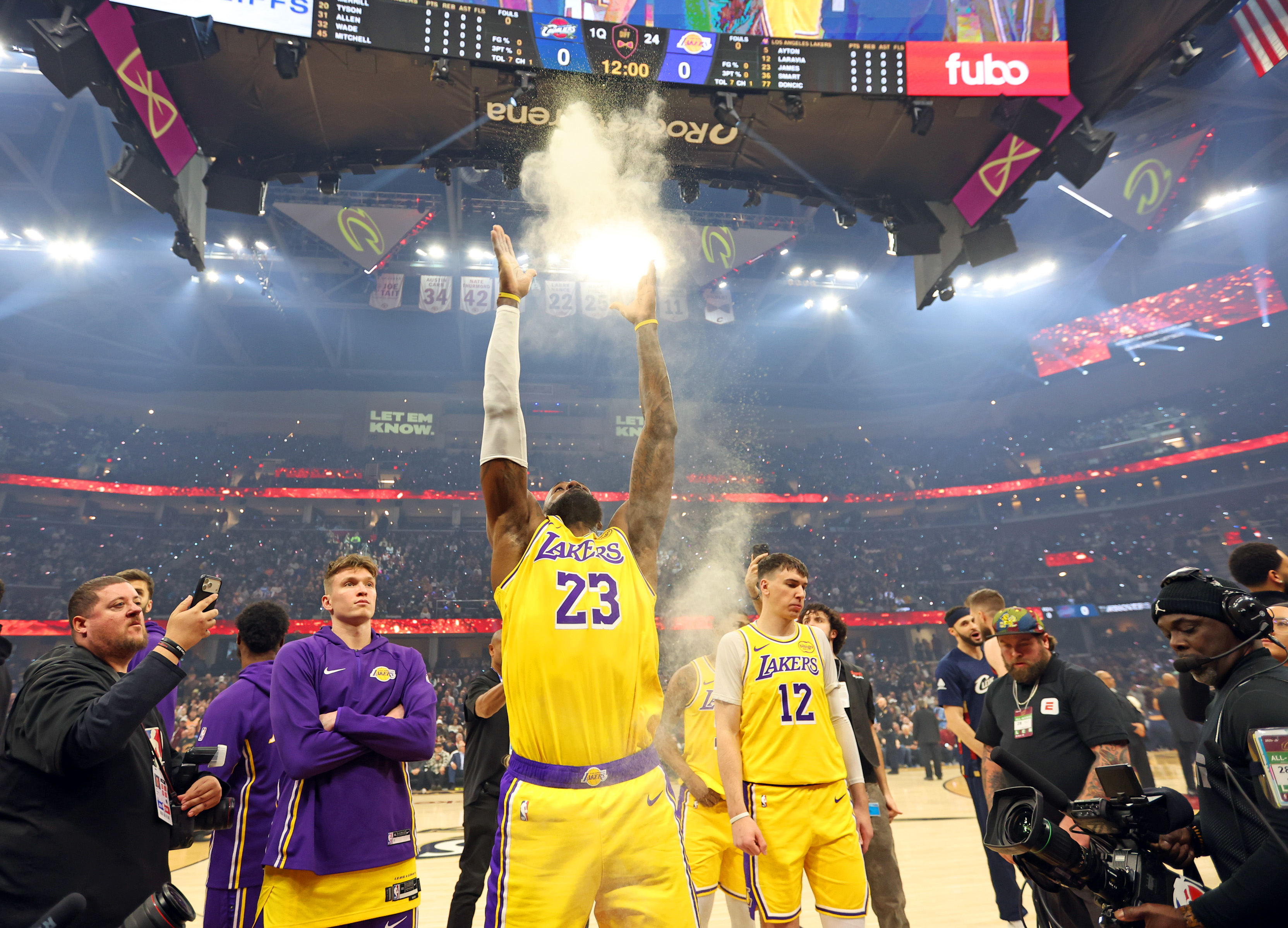 Cavs spoil LeBron James' teary-eyed homecoming in 129-99 blowout