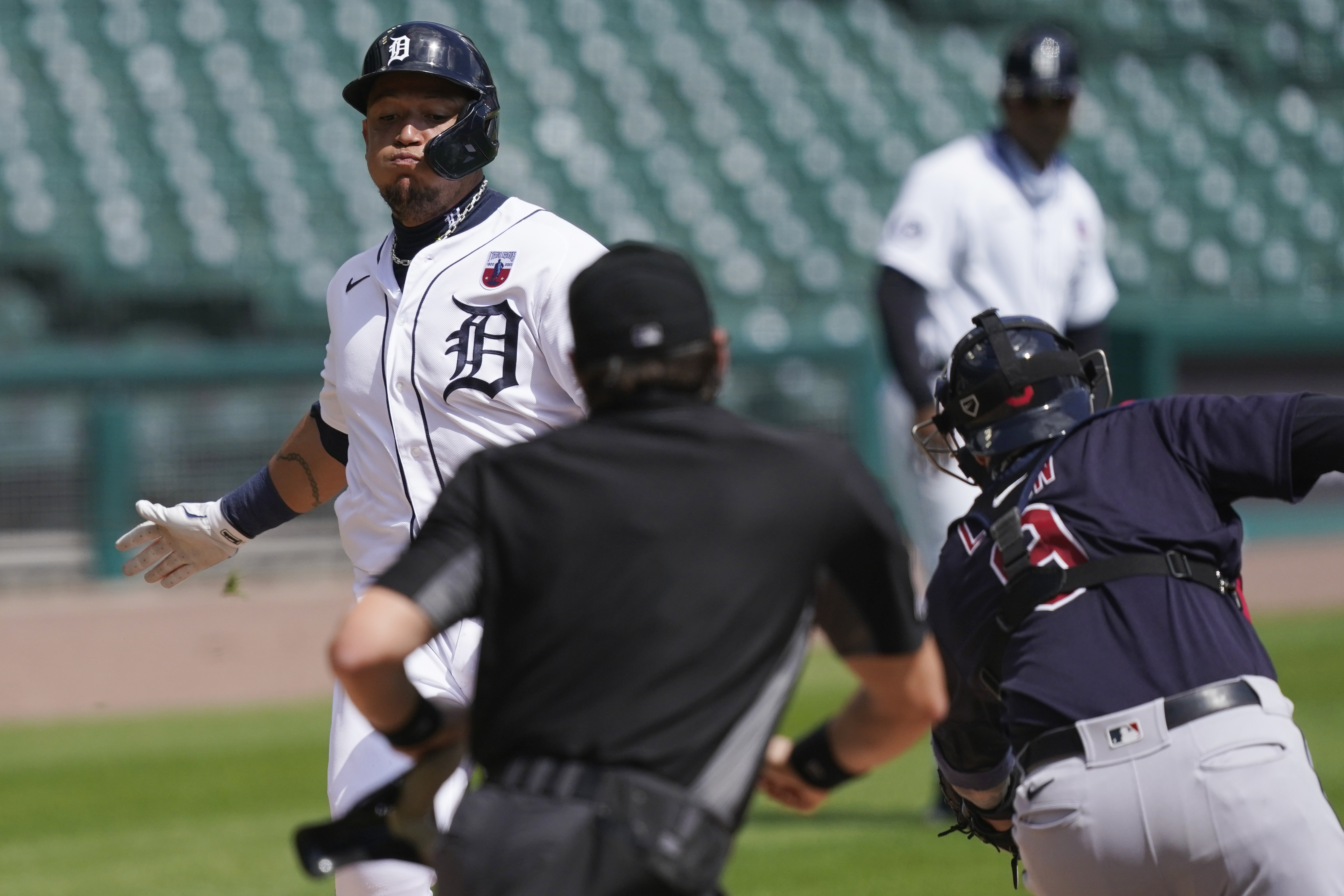 Detroit Tigers place 1B C.J. Cron on 10-day injured list with left knee  sprain