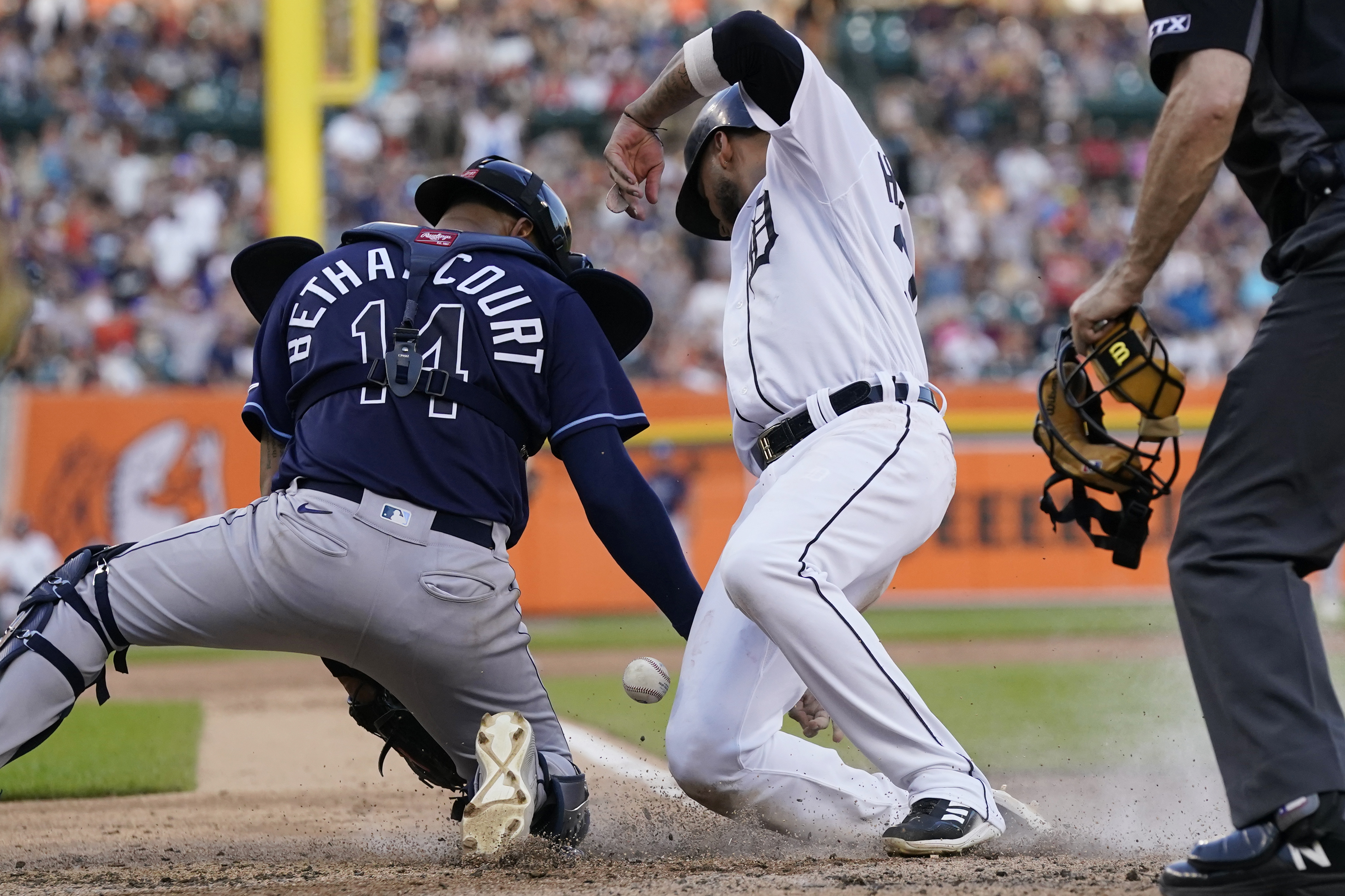 Teams, umpires brave cold at Comerica Park 