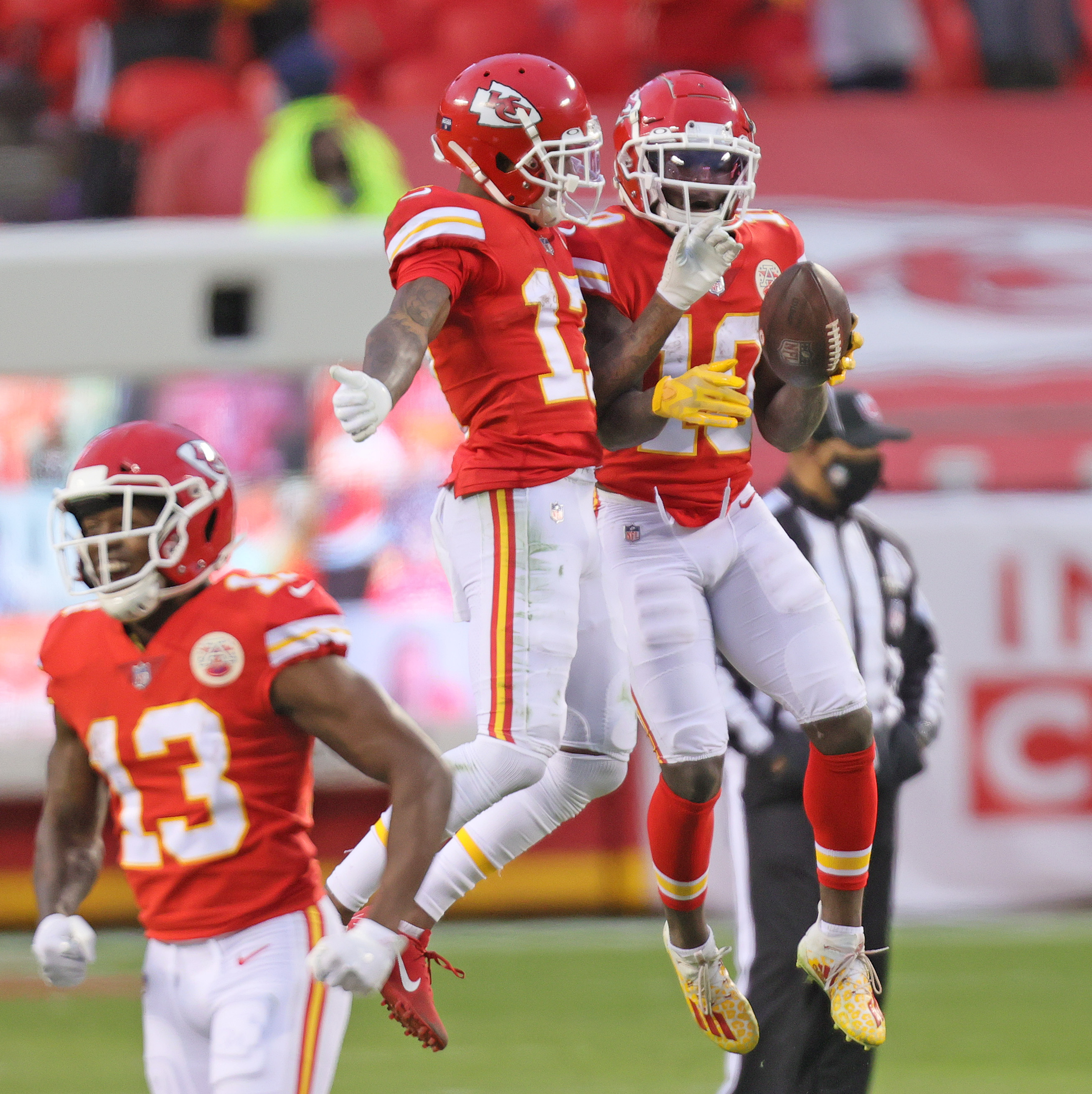 Tyreek Hill, Mecole Hardman get into heated argument on Chiefs sideline in  loss to Bengals