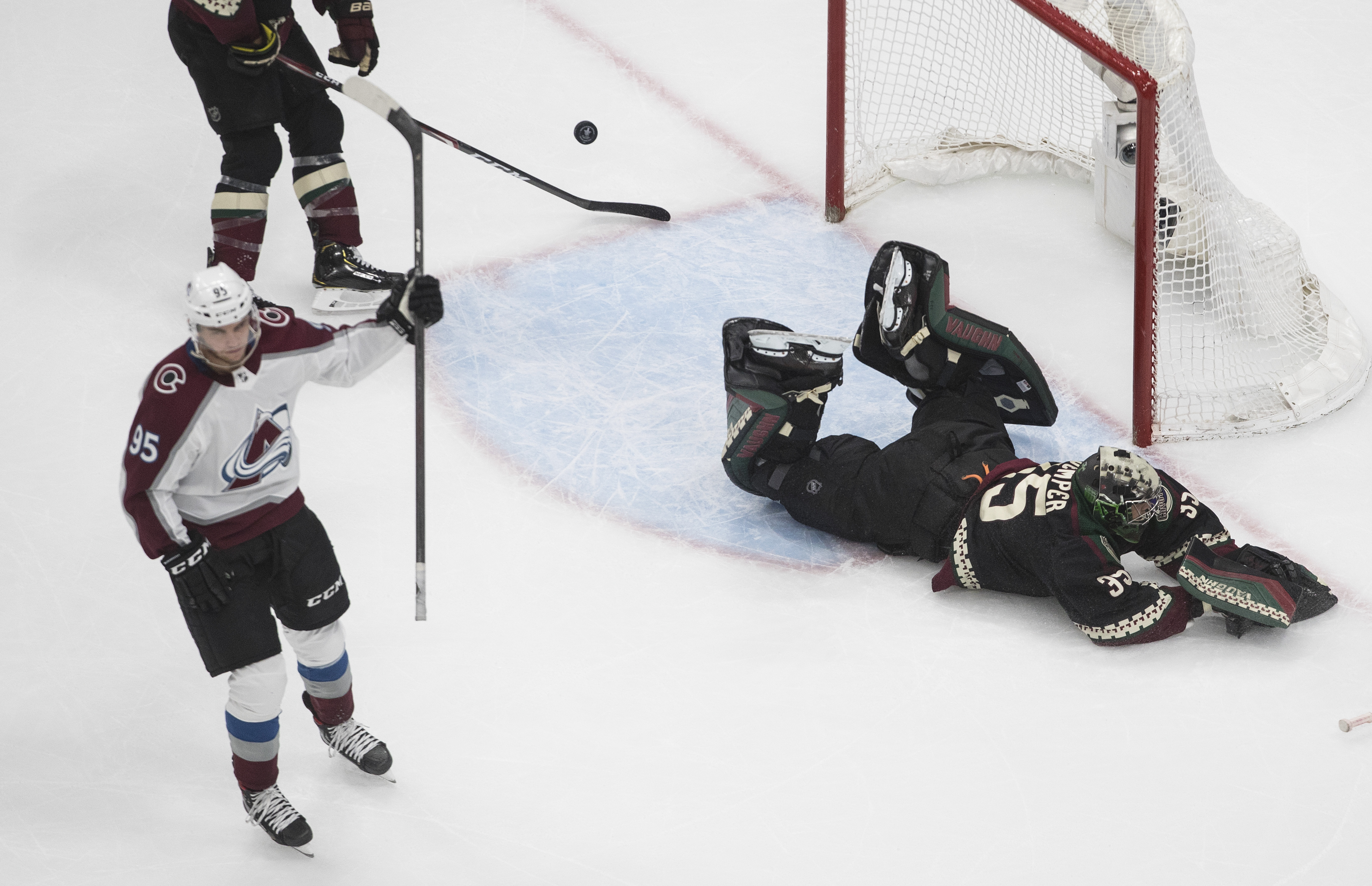 Colorado Avalanche форма. Колорадо Эвеланш нога Йети. А4 хоккей 24 часа.