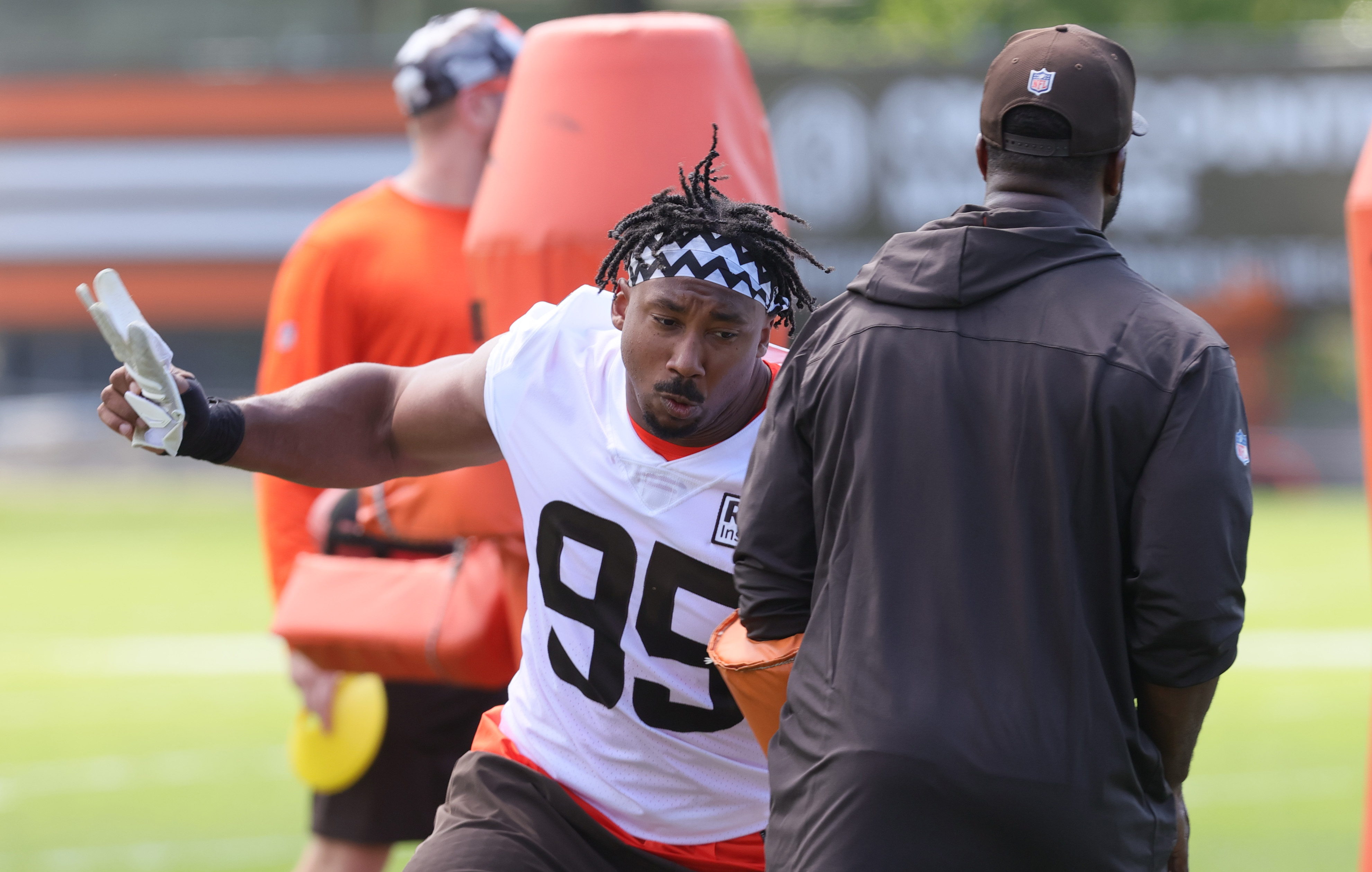 Cleveland Browns defensive end Myles Garrett, 2022-2023 season