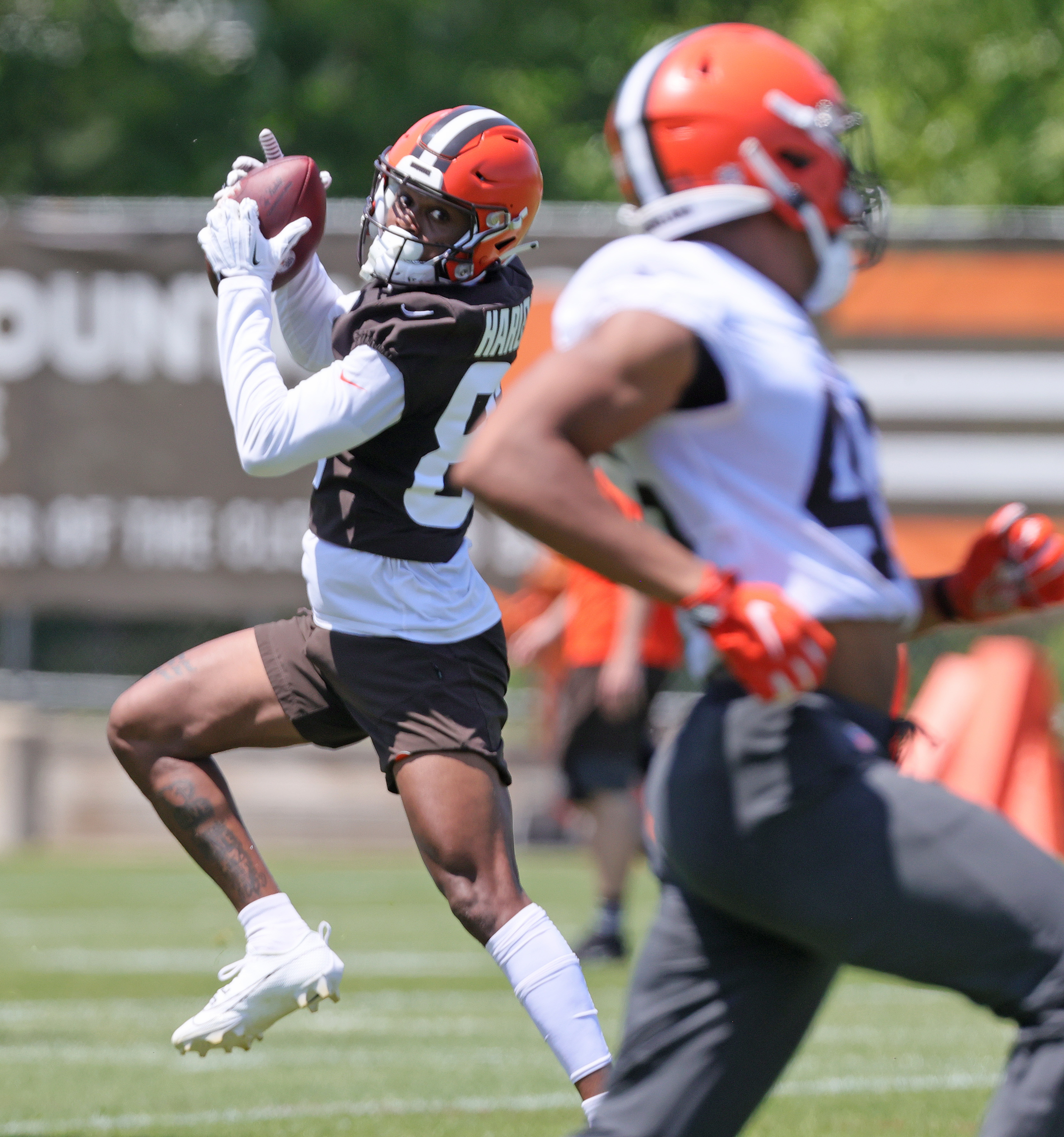 Jordan Kunaszyk of the Cleveland Browns waits for the snap during