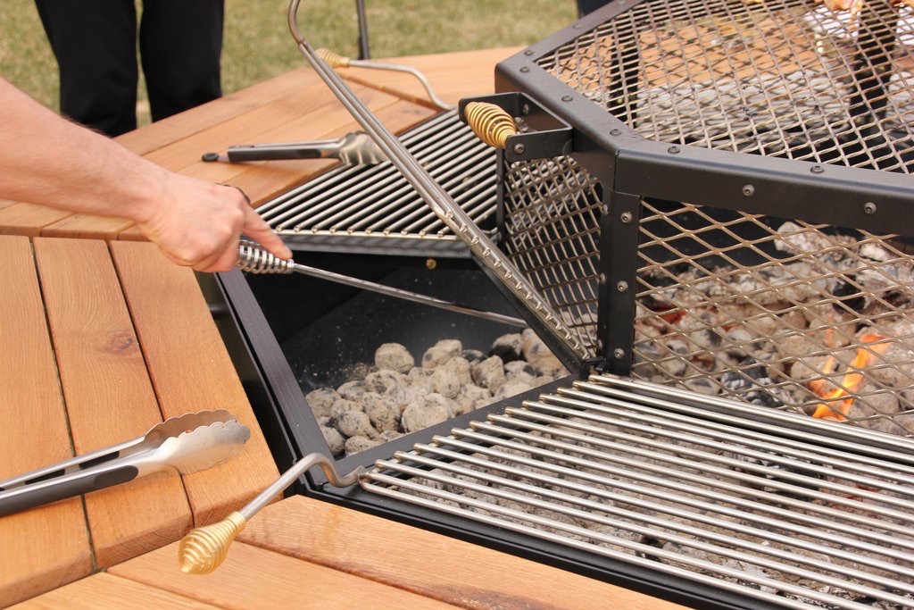 This BBQ Table Accommodates Eight People to Cook and Dine