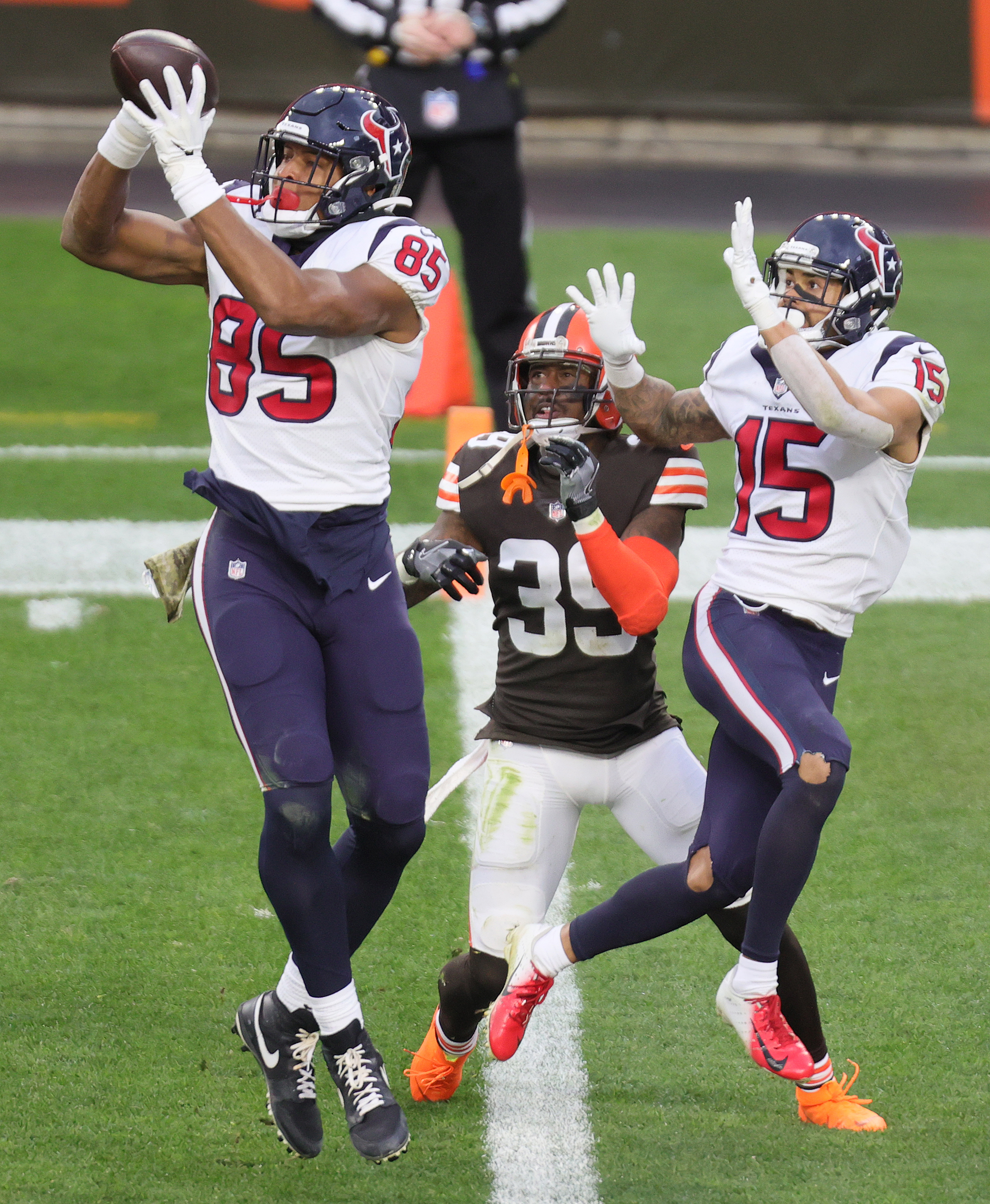 Browns vs. Texans game in weather delay due to high winds and hail in  Cleveland 