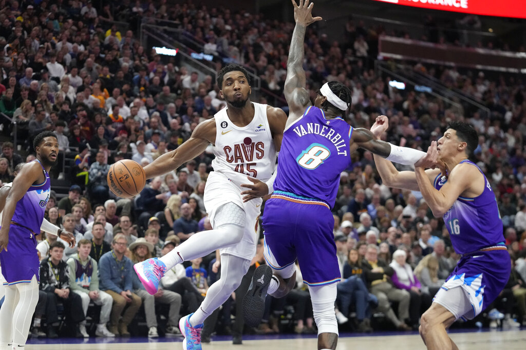 Warriors, please stop dressing your crowd like the Lakers