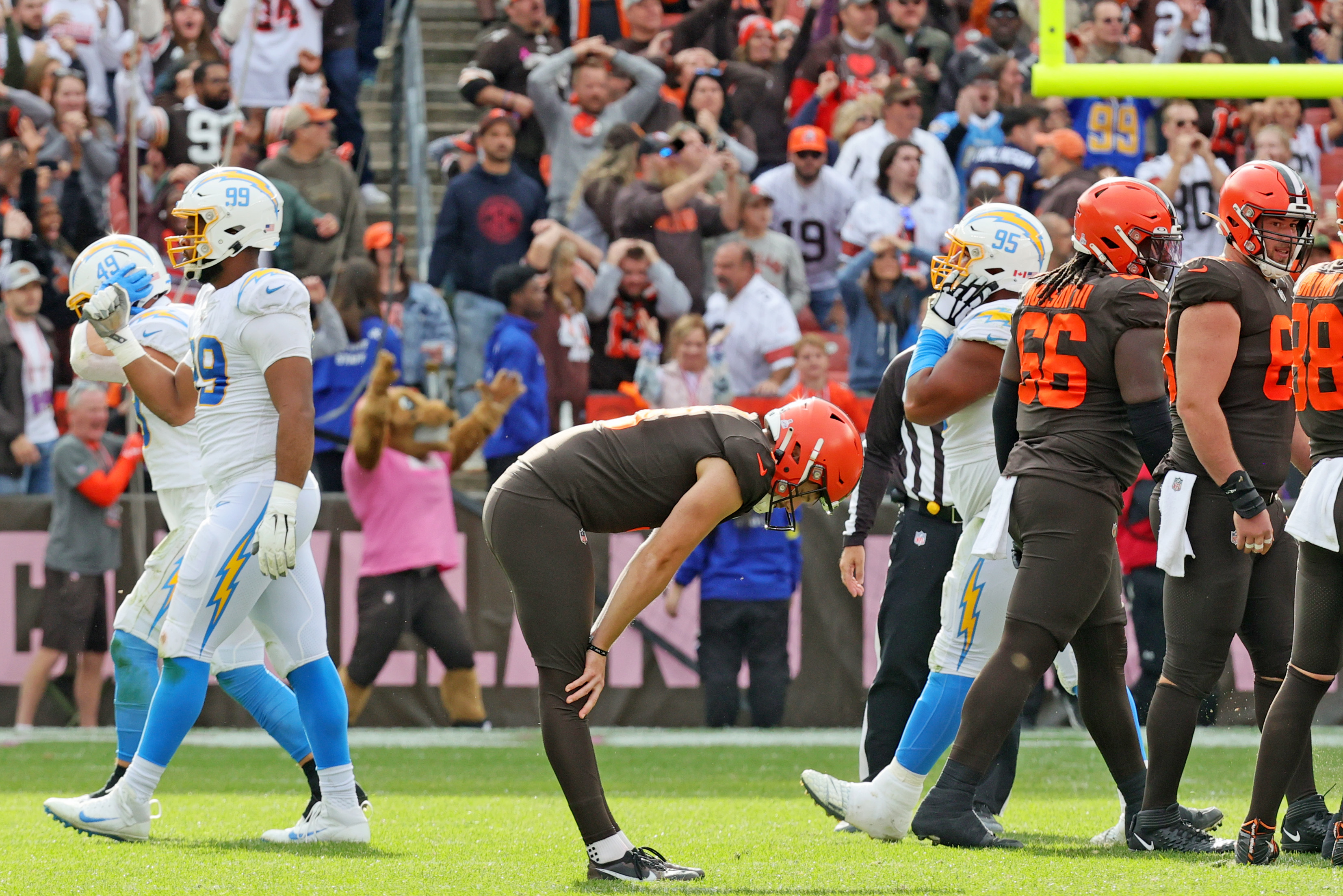 Browns doomed by missed field goals, tackles in loss to Chargers –  News-Herald