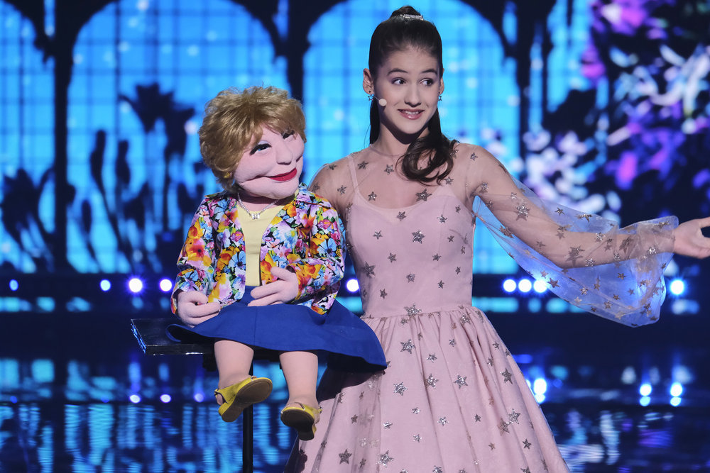 Howie Mandel compară actul de ventriloc cu cântăreața Ariana Grande