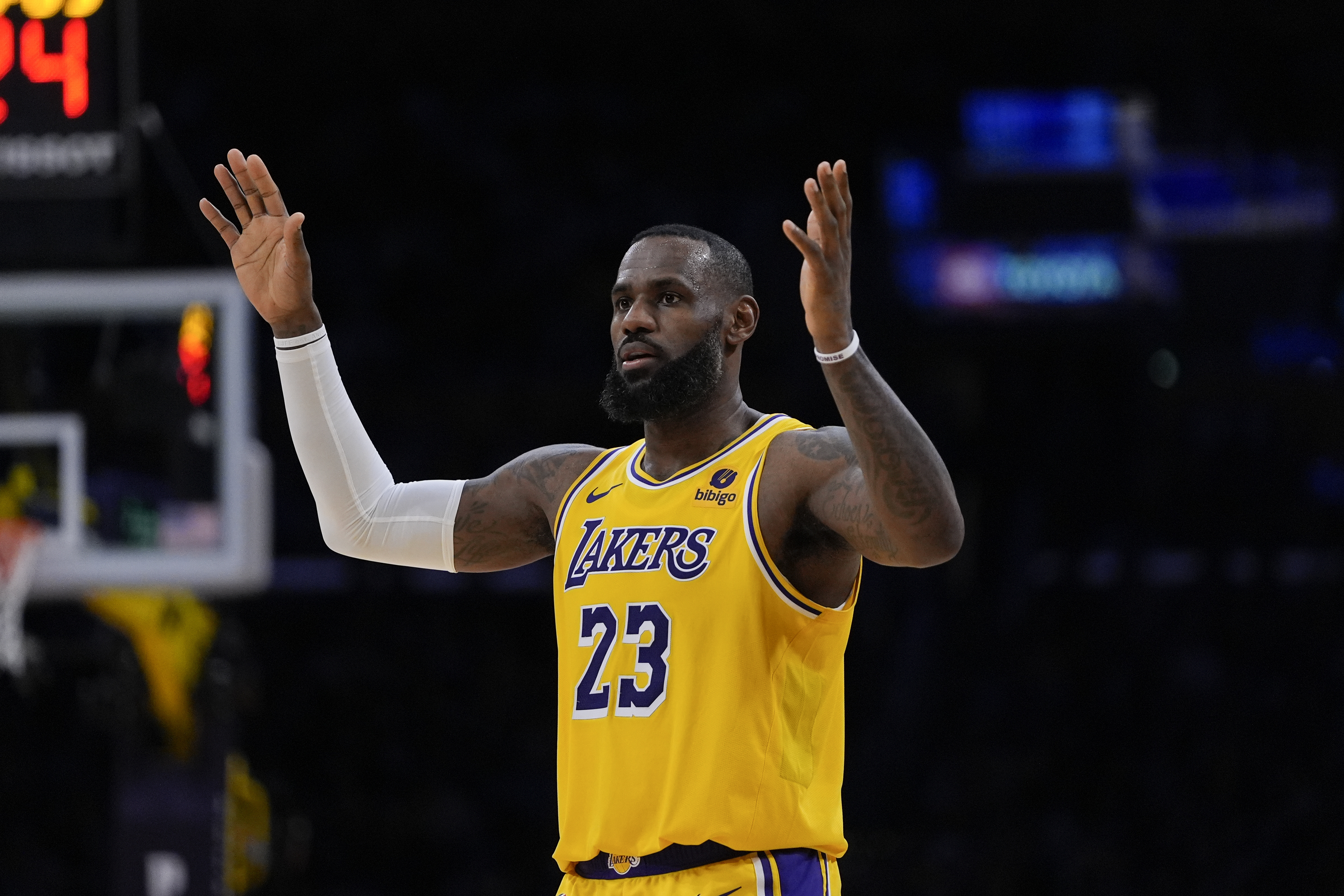 Lakers rival made a 'bid' to trade for LeBron James at deadline (report) 