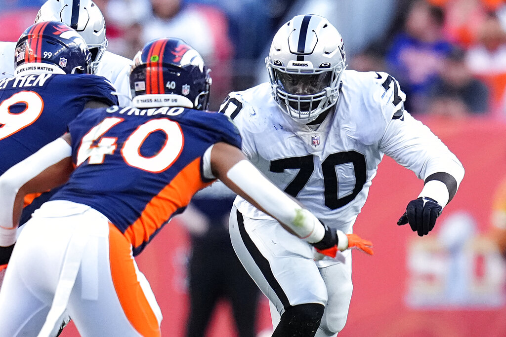 Tennessee Titans guard Chance Warmack (70) and center Chris