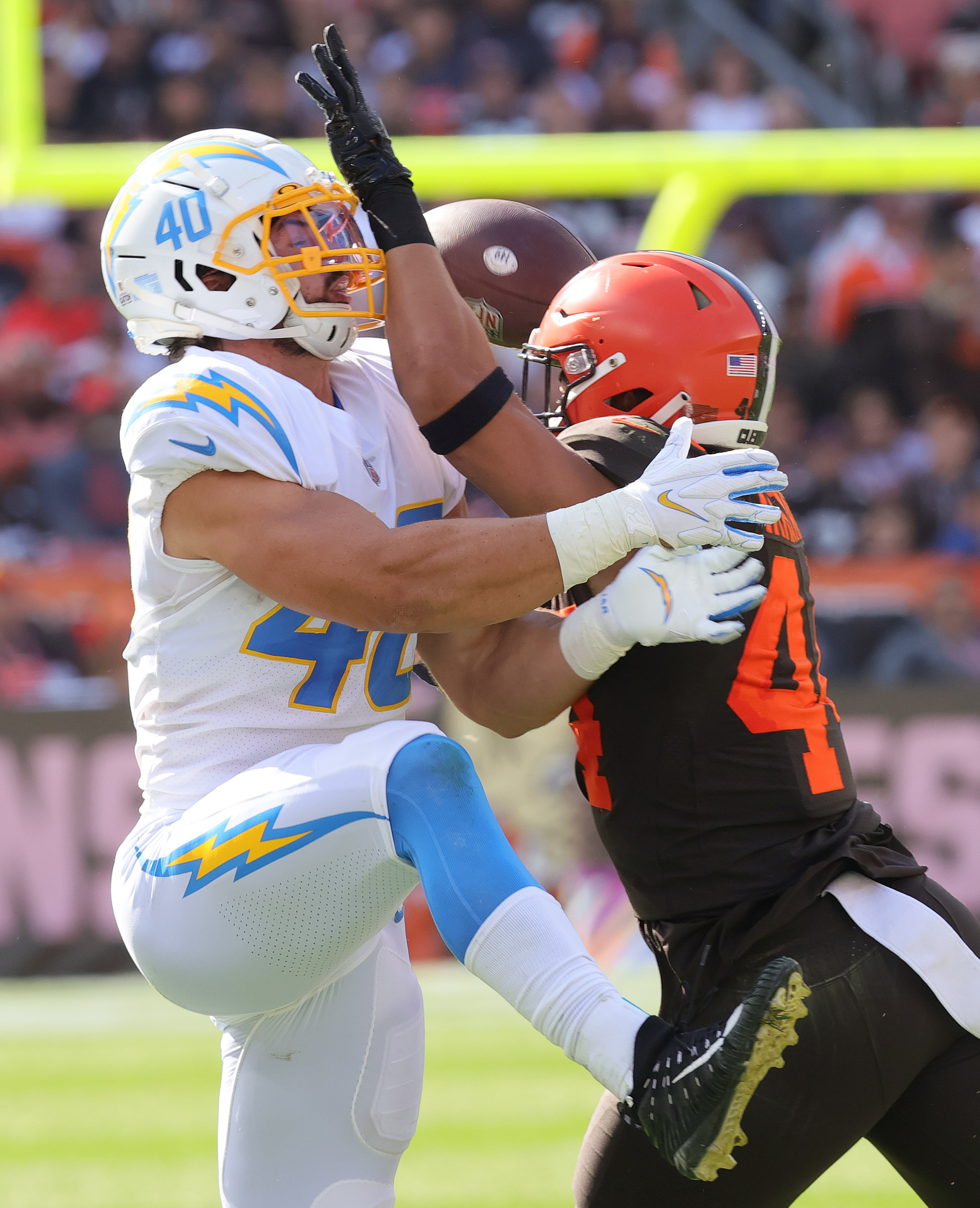 Amari Cooper Cleveland Browns Game-Used Black Nike Gloves vs. Los Angeles  Chargers on October 9 2022