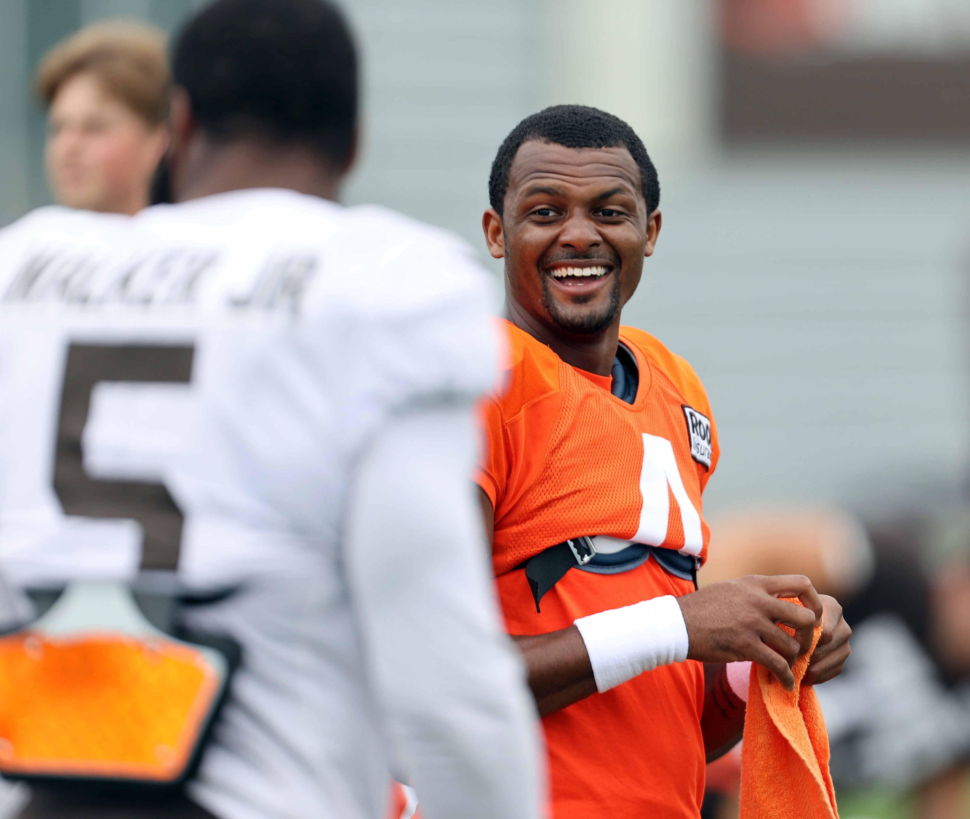 Cleveland Browns Fullback Johnny Stanton Poses With Critical Role T-Shirt