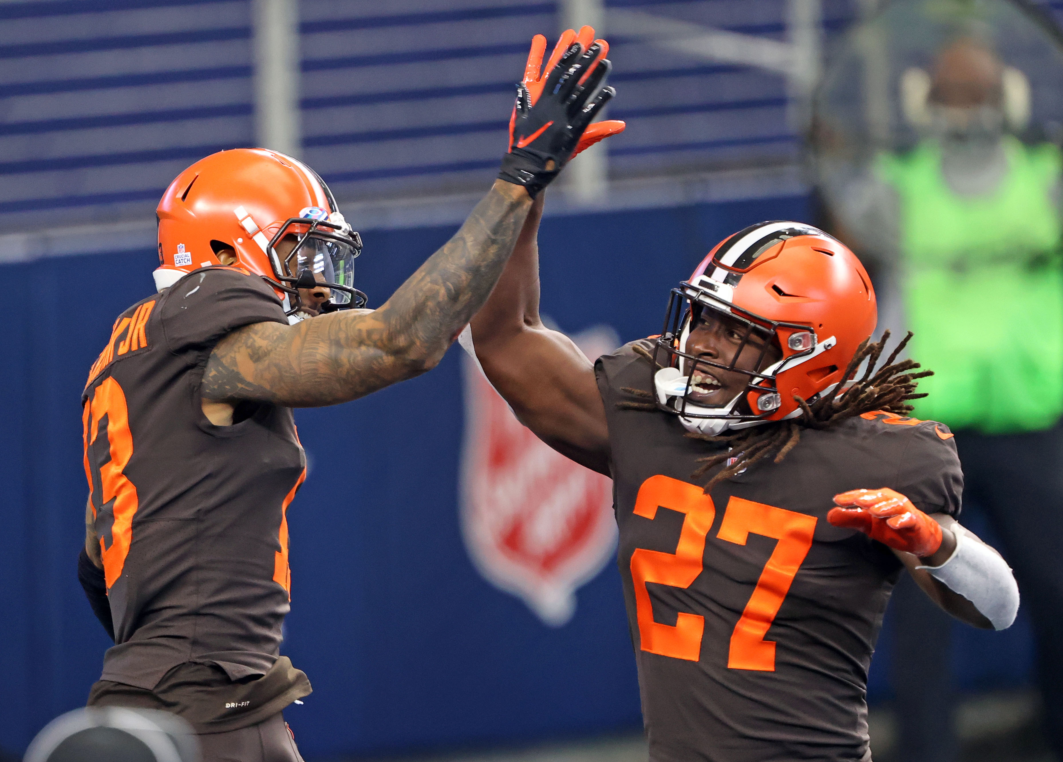 Cleveland Browns survive in Dallas, 49-38