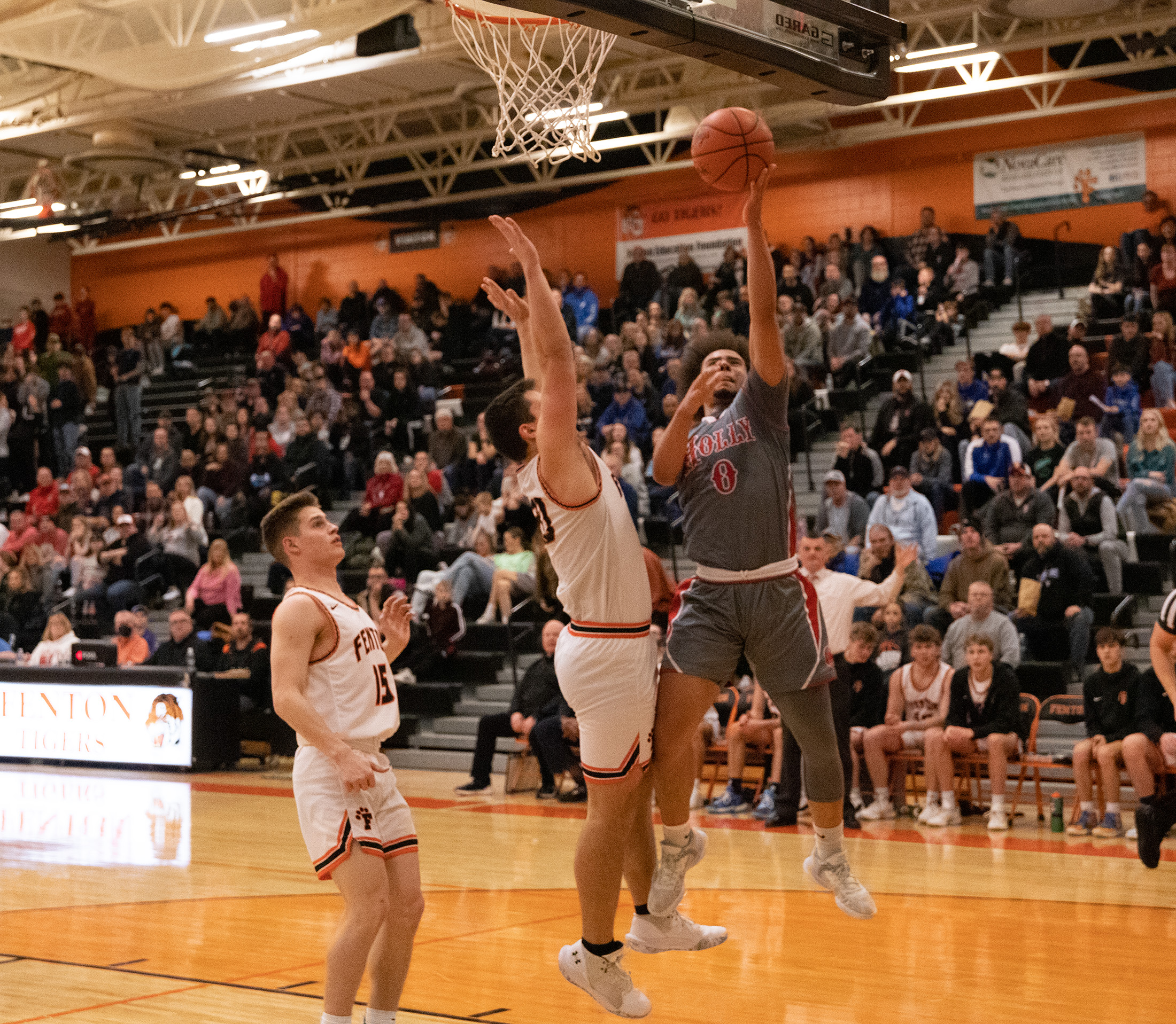 Holly defeats Fenton in Boys Basketball Metro League Championship